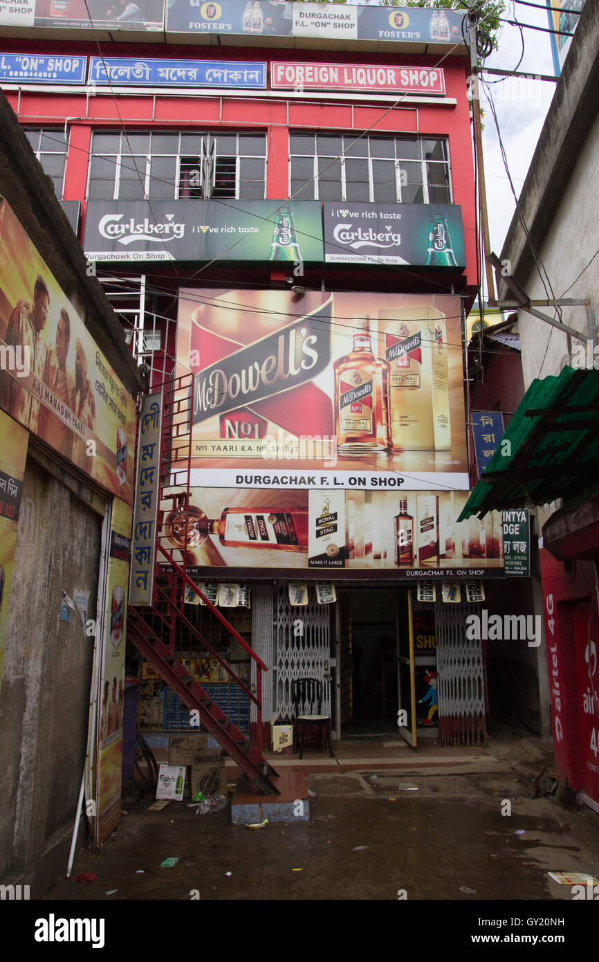 Liqueur de whisky au détail hors magasin commerce Inde Kolkata lettrages shopfront beer Royal Stag McDowells Carlsberg, n°1 Banque D'Images