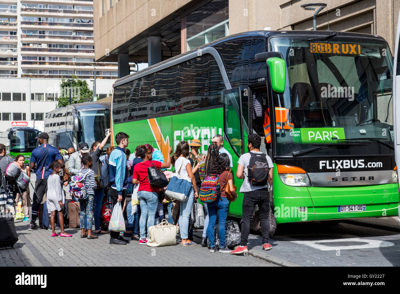 Station de bus à la gare Nord de Bruxelles, Belgique, Flixbus, les  passagers en obtenir, charger des bagages dans le bus, bus longue distance  Photo Stock - Alamy