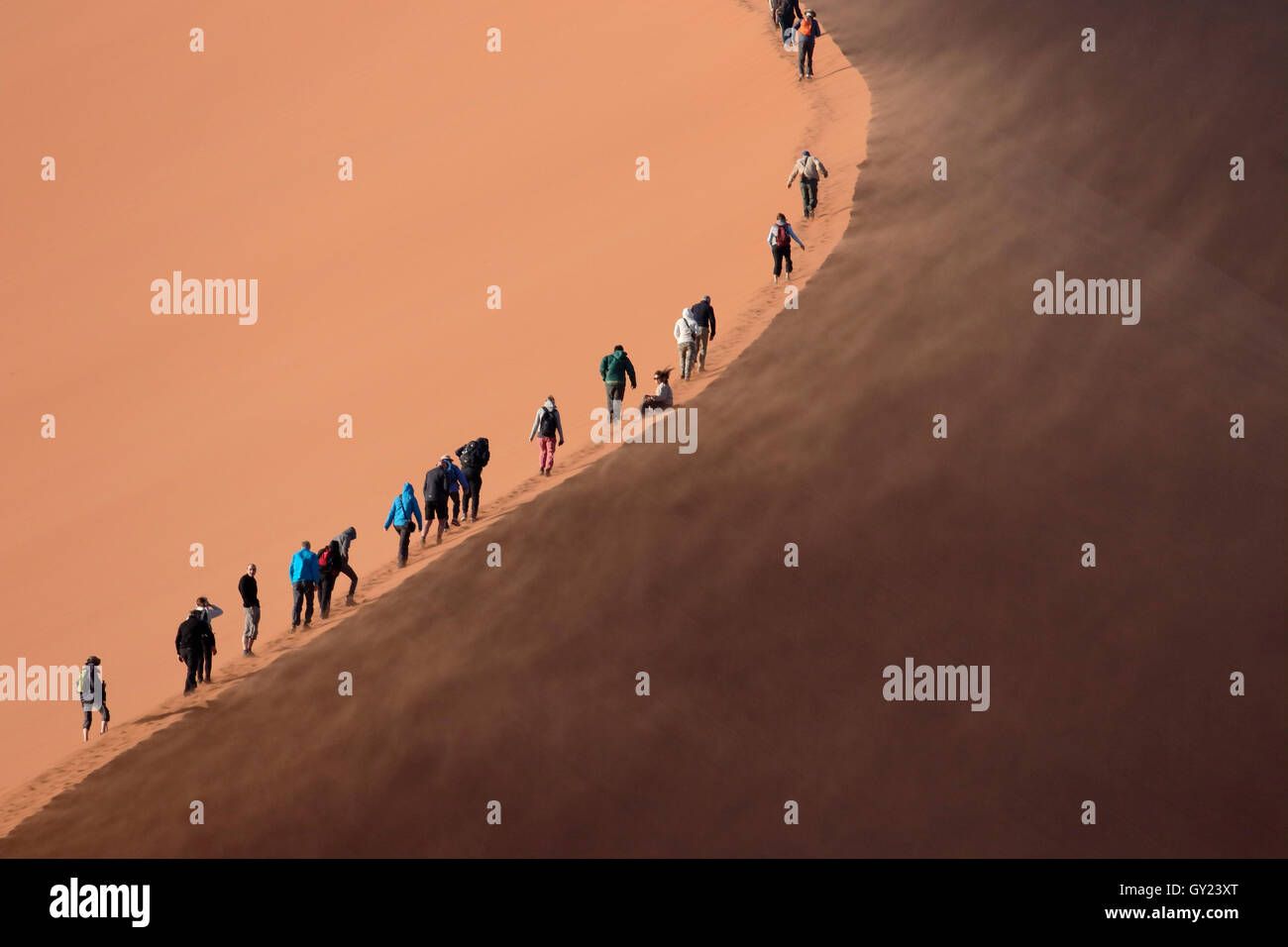 Les gens l'escalade des dunes, Namib-Naukluft Sossusvlei, Namibie, août 2016 Banque D'Images