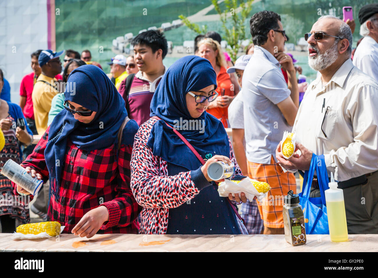 Les femmes musulmanes dans les vêtements religieux au maïs et fête de la pomme à Morden, au Manitoba, Canada. Banque D'Images