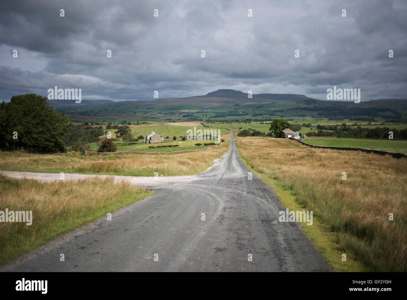 La route de Ingleborough, Lancashire / limites du comté du Yorkshire, au nord ouest de l'Angleterre, Royaume-Uni. Banque D'Images