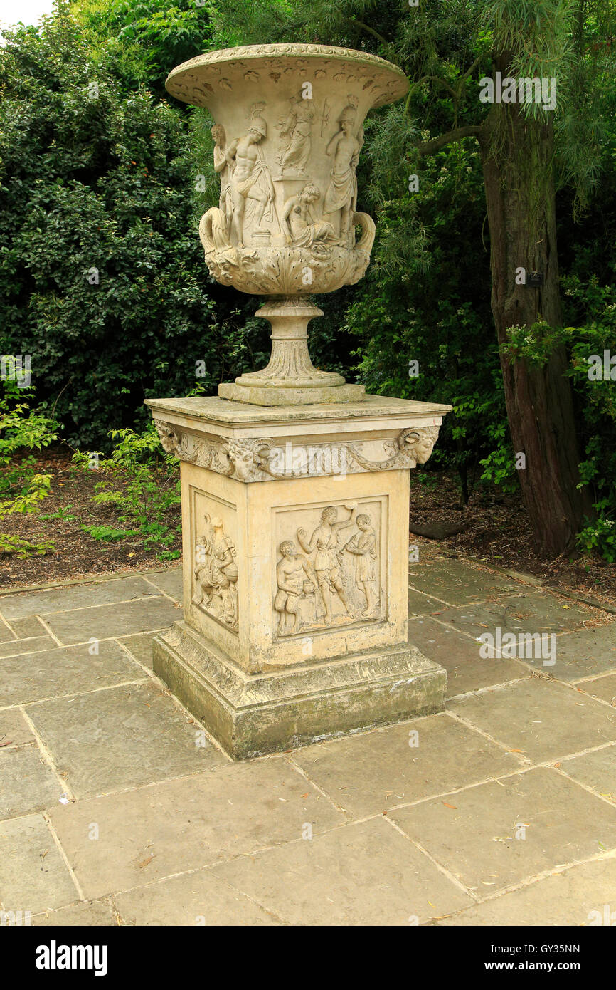 Réplique de la Vase Médicis, Kew Gardens, Royal Botanic Gardens, London, England, UK Banque D'Images