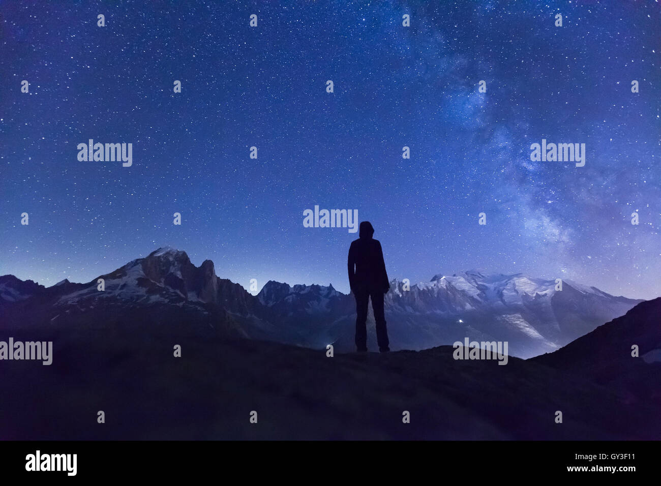 Personne regardant les étoiles et la Voie lactée dans le ciel nocturne au-dessus des Alpes et le Mont Blanc à Chamonix Mont Blanc Banque D'Images