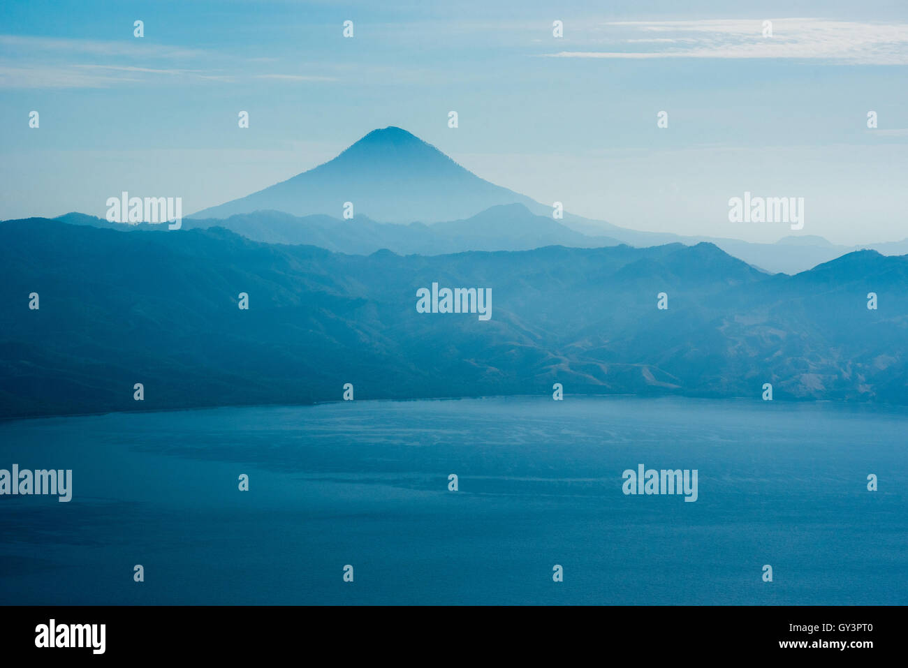 Le mont Uyelewun est vu depuis le mont Mauraja à Atadei, près de la côte sud de l'île Lembata à Lembata, Nusa Tenggara, Indonésie. Banque D'Images