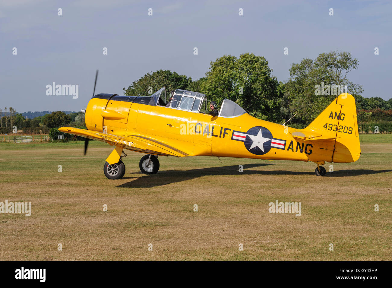 North American t-6 texan de circulation au sol des aéronefs à l'aérodrome de Maidstone dans le Kent England uk Banque D'Images