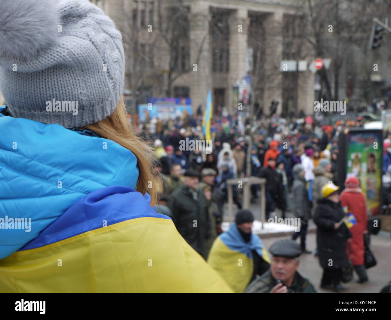 Une fille avec un drapeau de l'Ukraine à Kiev de protestation au cours de la révolution de la dignité en décembre 2013 Banque D'Images