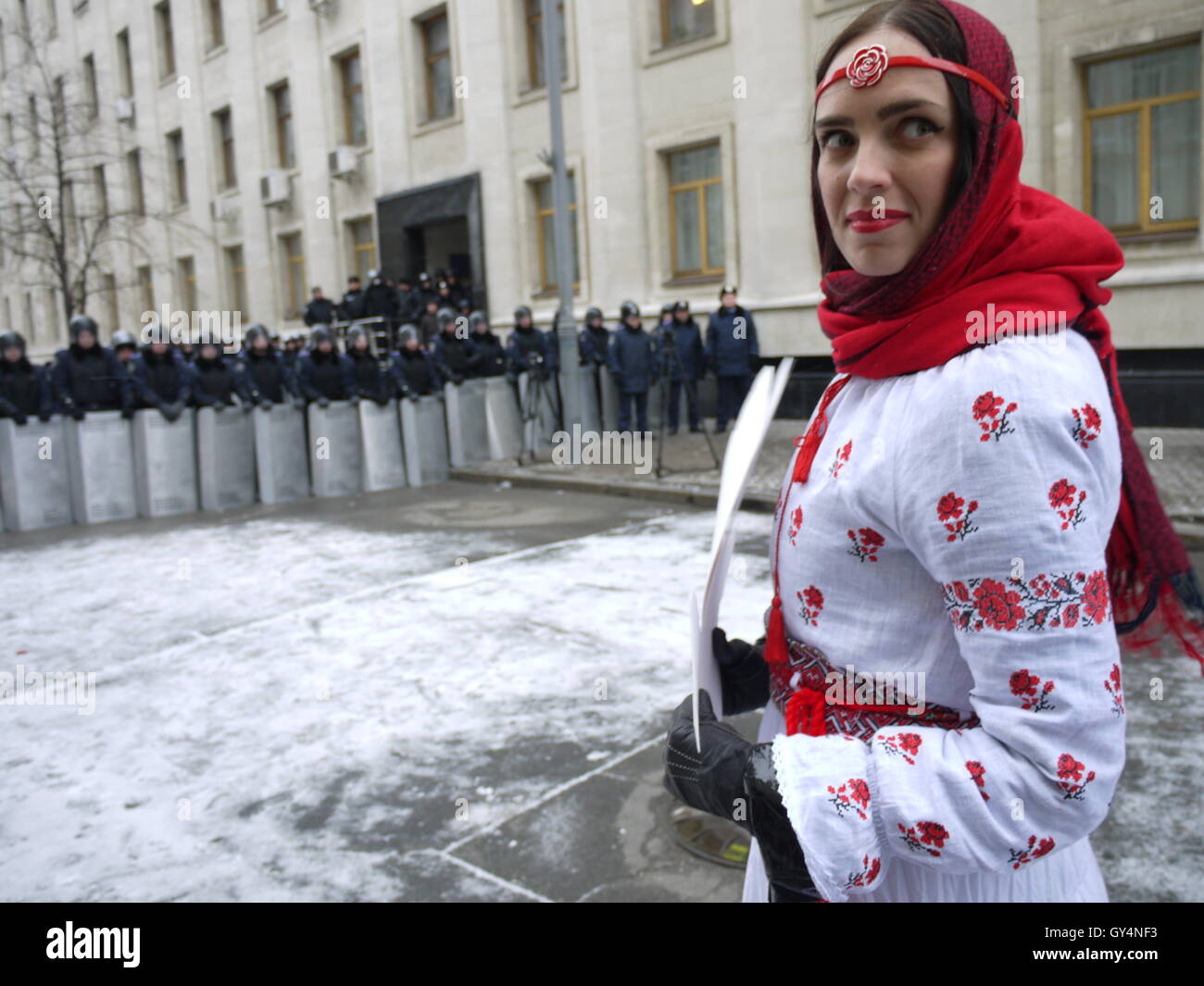 Une fille protester contre la répression à Kiev, près de palais présidentiel, au cours de la révolution de la dignité en décembre 2013 Banque D'Images