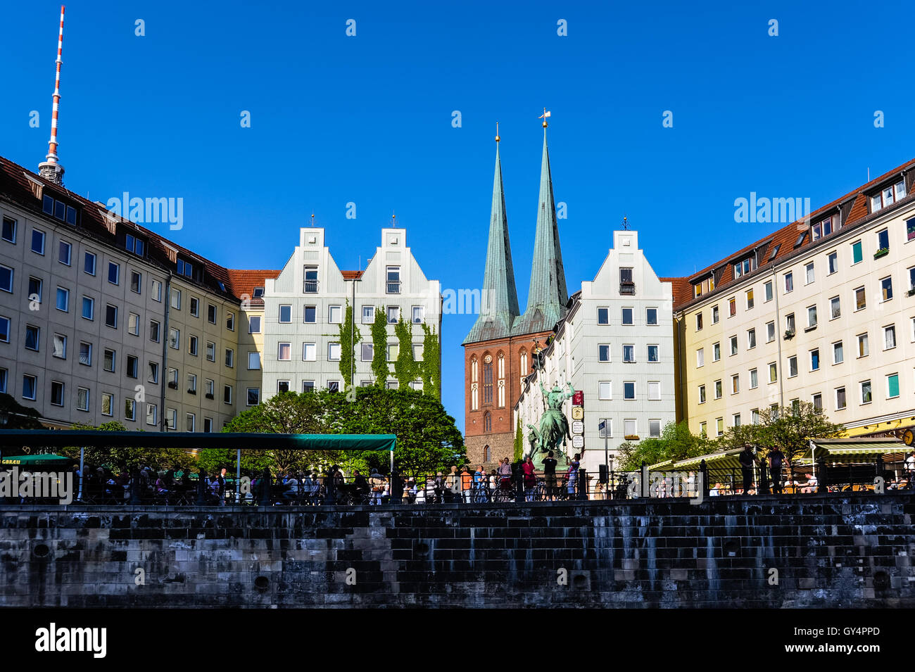 Berlin, Allemagne. Nikolaiviertel, Nikolai trimestre, est le cœur historique reconstruit de la ville. La Nikolai-Kirche en arrière-plan. Banque D'Images