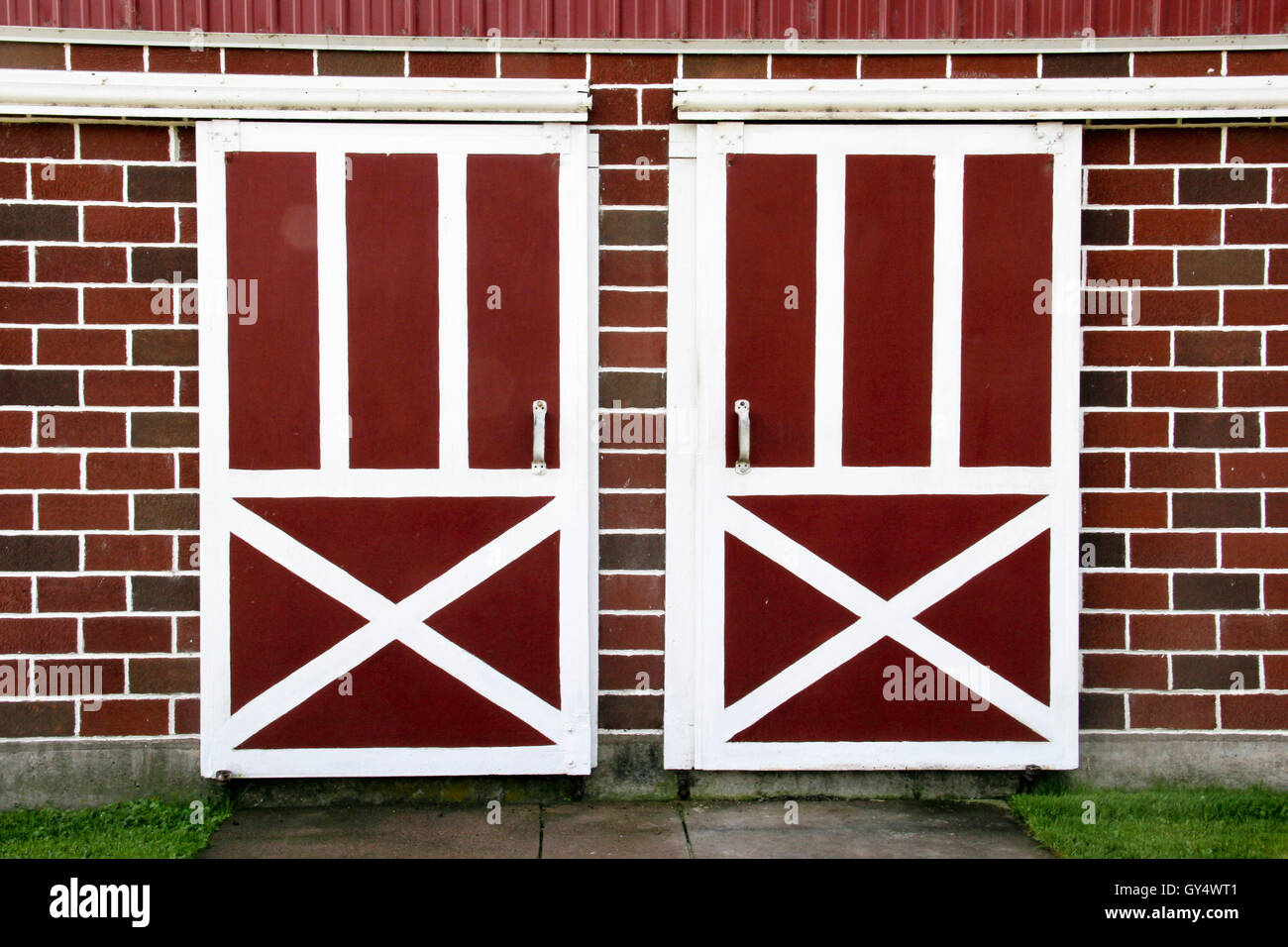 Les vieilles portes de grange faire un milieu agricole Banque D'Images