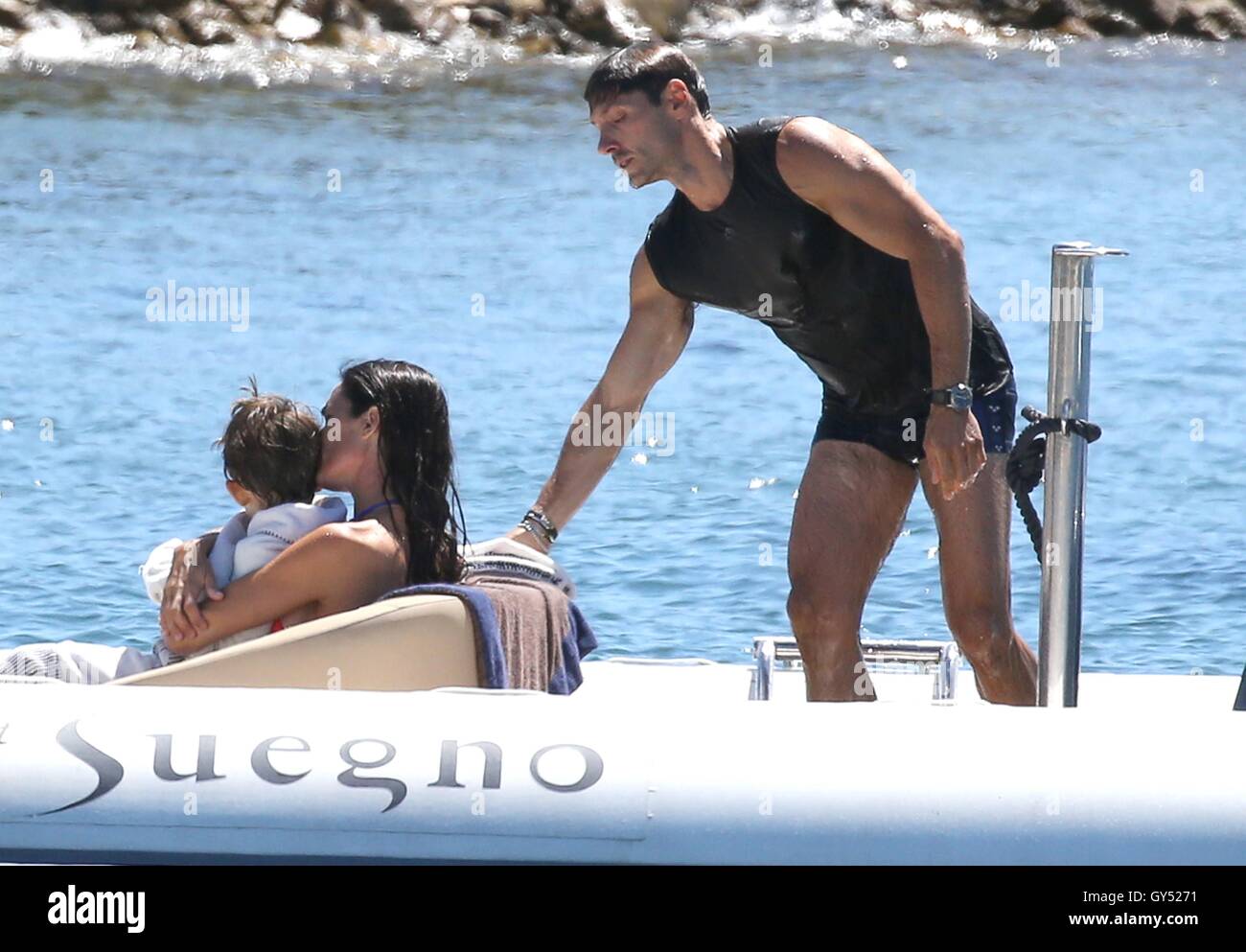 Pier Silvio Berlusconi et Silvia Dona' en prenant un bain dans la mer avec leur fils Lorenzo en vacances en Sardaigne avec : Pier Silvio Berlusconi, Silvia Dona', Lorenzo Mattia où Berlusconi : la Sardaigne, Italie Quand : 12 août 2016 Credit : IPA/WENN.com Banque D'Images