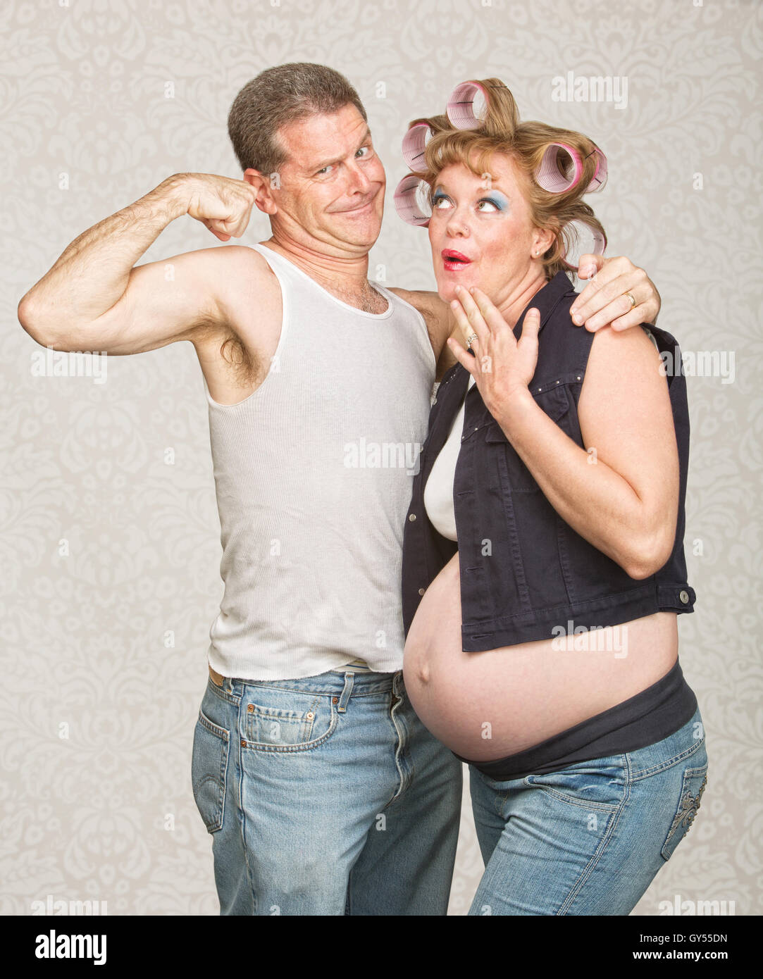 Montrant l'homme à femme enceinte biceps Banque D'Images