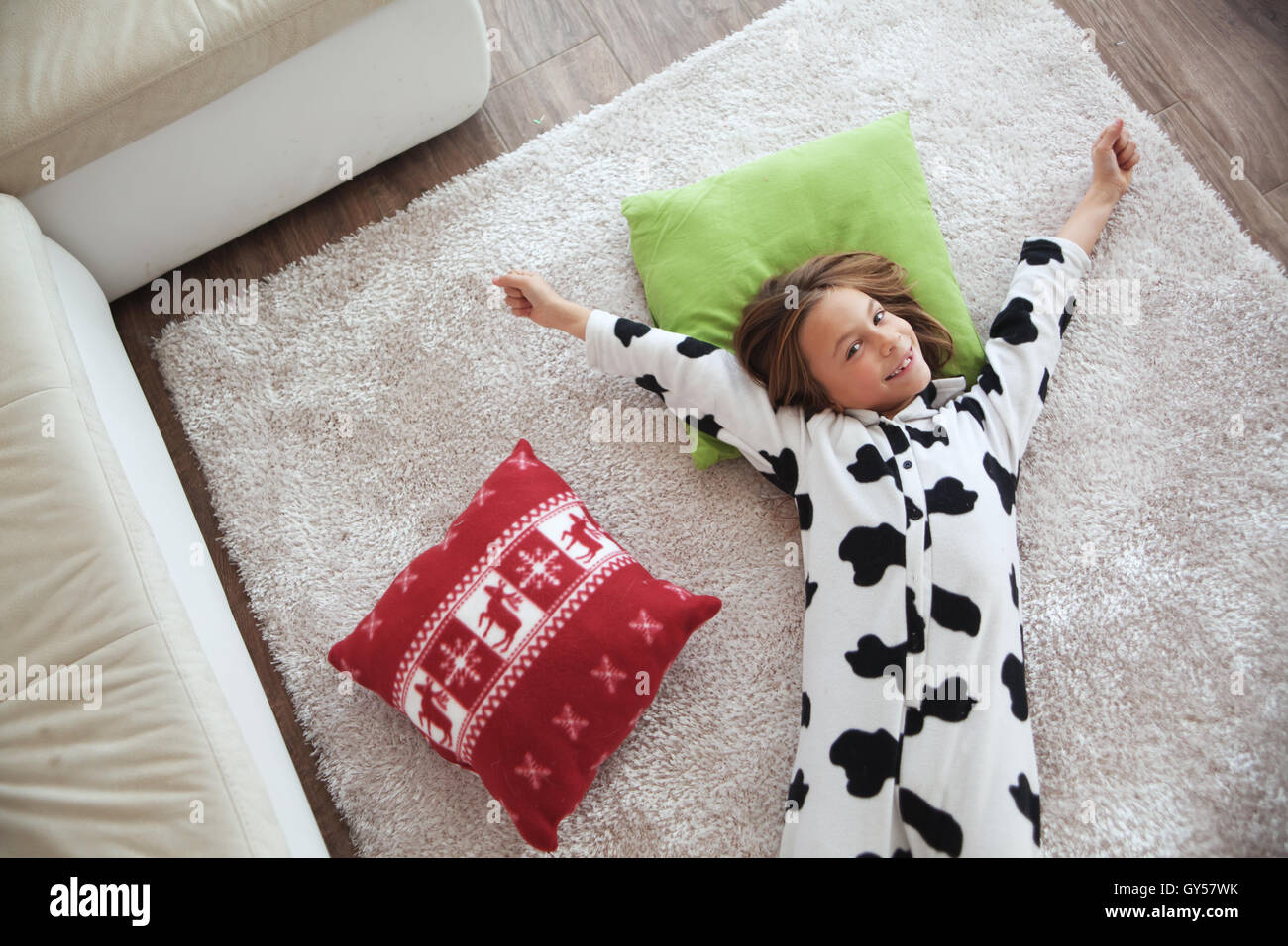 Enfant en pyjama vache Banque D'Images