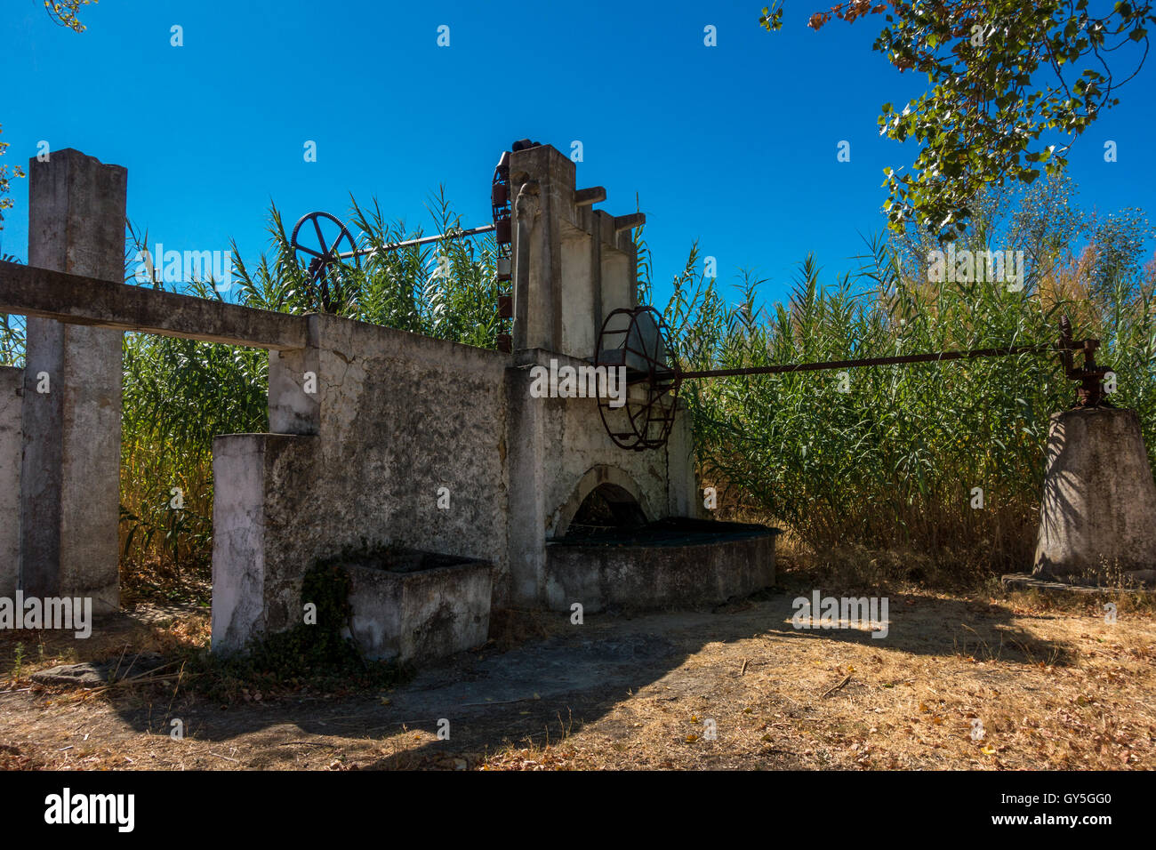 Aqueduc ancien pour l'irrigation, le Parc Naturel de Ria Formosa, Olhao, Algarve, Portugal Banque D'Images