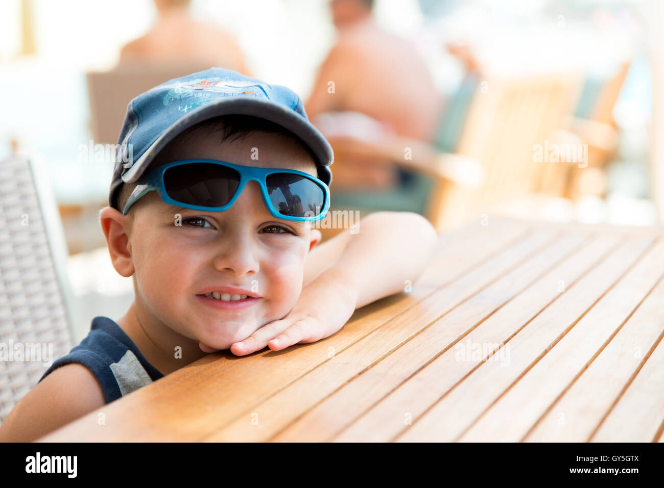 Portrait d'un enfant heureux en mer Banque D'Images
