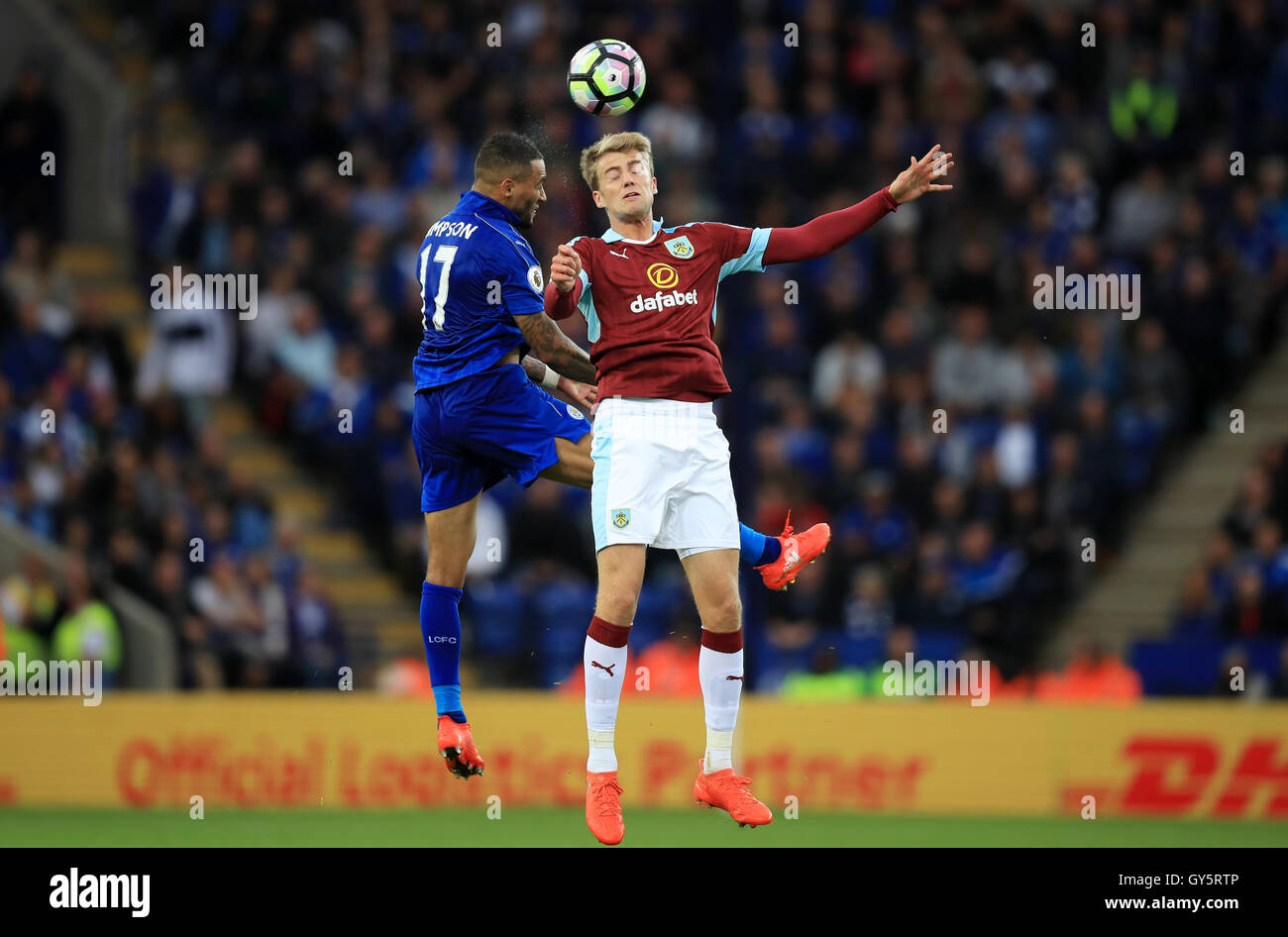 Leicester City's Danny Simpson et Burnley's Patrick Bamford bataille pour la balle au cours de la Premier League match à la King Power Stadium, Leicester. Banque D'Images