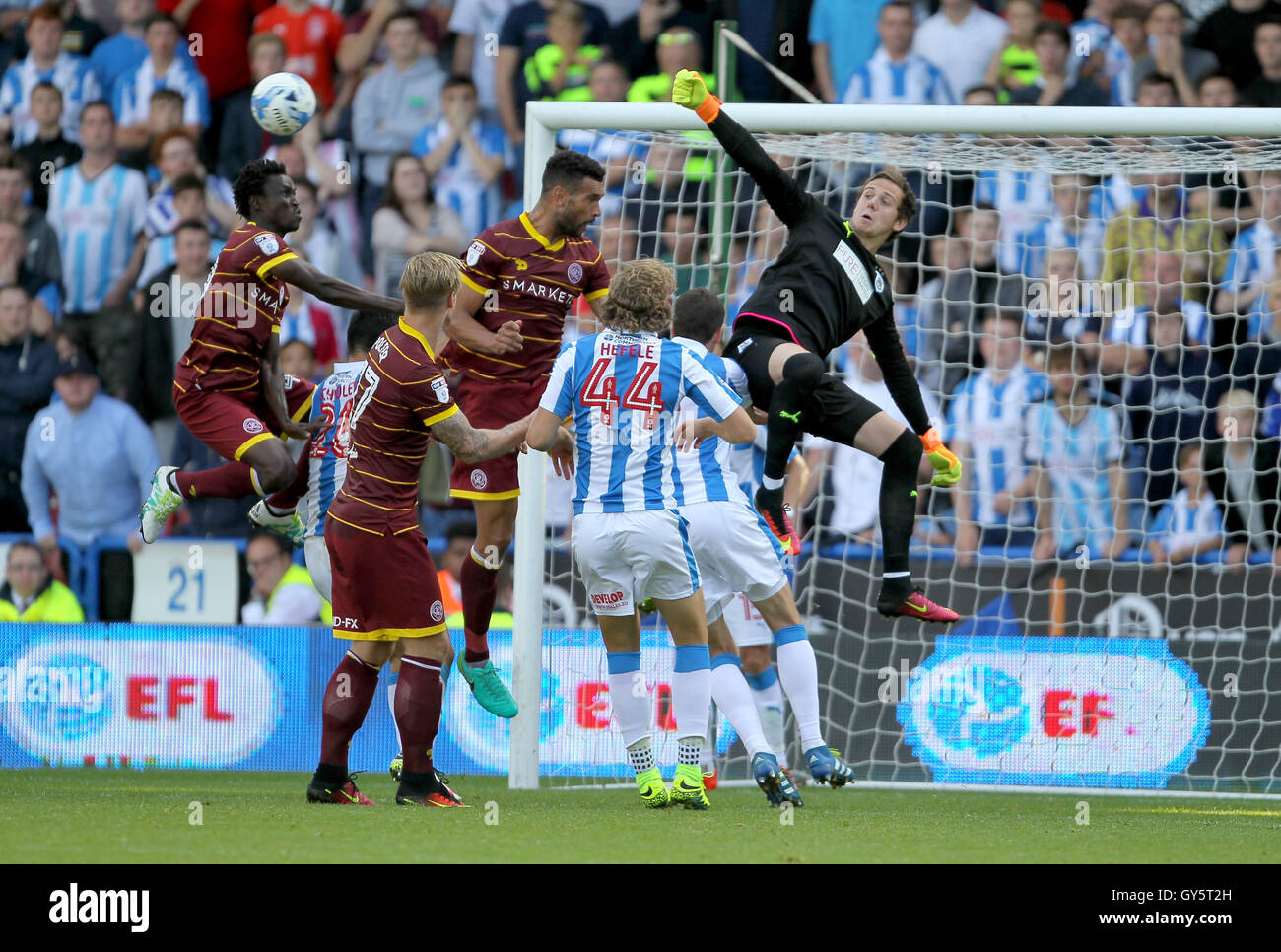 Huddersfield Town gardien Danny Ward poinçons efface comme Qpr pile sur la pression au cours de la Sky Bet Championship match à la John Smith's Stadium, Huddersfield. Banque D'Images