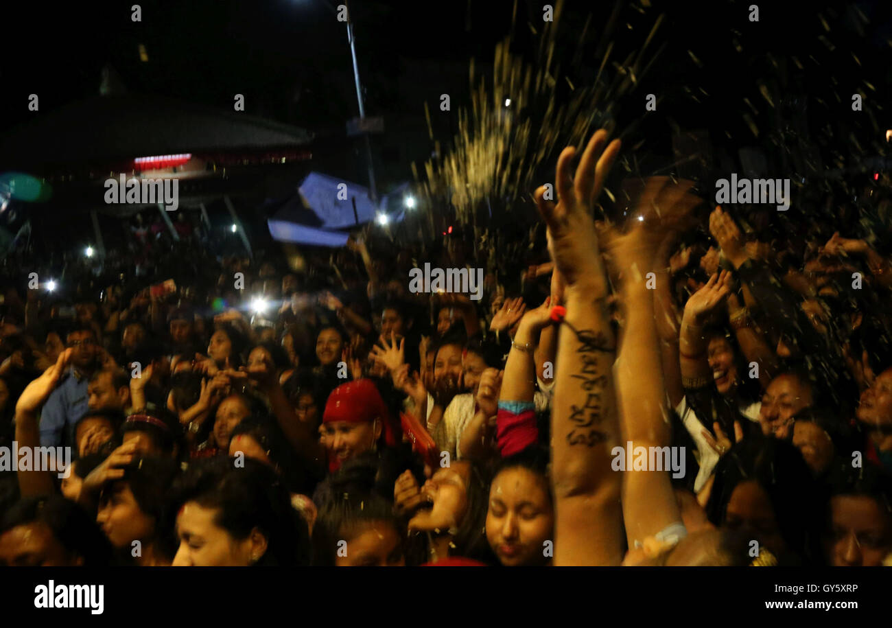 Katmandou, Népal. 17 Sep, 2016. Les filles et les femmes népalaises lutte pour boire de l'alcool maison jaillissait de la bouche d'une idole de Bhairab Swet comme bénédictions durant la célébration de l'Indrajatra Hanuman Dhoka festival à Durbar Square. Indrajatra est un festival de huit jours avec un défilé de char consacré à la Déesse Kumari, Seigneur Ganesh et Bhairav, ainsi que d'adoration d'Indra, le roi des dieux. © Archana Shrestha/Pacific Press/Alamy Live News Banque D'Images