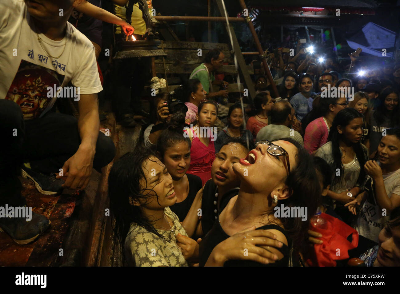 Katmandou, Népal. 17 Sep, 2016. Les filles et les femmes népalaises lutte pour boire de l'alcool maison jaillissait de la bouche d'une idole de Bhairab Swet comme bénédictions durant la célébration de l'Indrajatra Hanuman Dhoka festival à Durbar Square. Indrajatra est un festival de huit jours avec un défilé de char consacré à la Déesse Kumari, Seigneur Ganesh et Bhairav, ainsi que d'adoration d'Indra, le roi des dieux. © Archana Shrestha/Pacific Press/Alamy Live News Banque D'Images