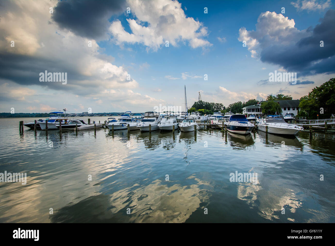 Bateaux ancrés sur la rivière Potomac waterfront, à Alexandria, en Virginie. Banque D'Images