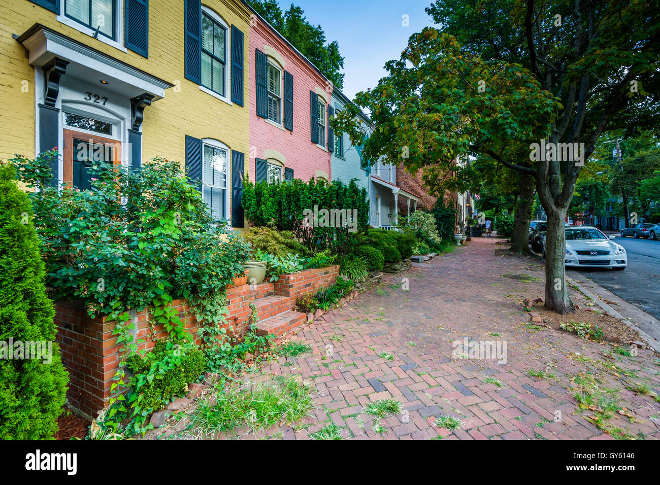 Maisons en rangée en brique coloré dans la vieille ville, à Alexandria, en Virginie. Banque D'Images
