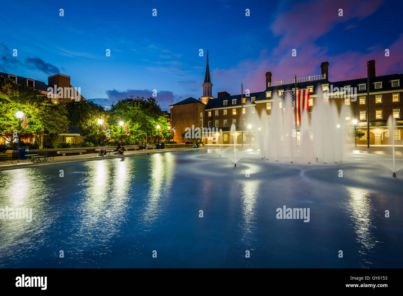 Fontaines et l'Hôtel de ville la nuit, à la place du marché, dans la vieille ville, à Alexandria (Virginie). Banque D'Images