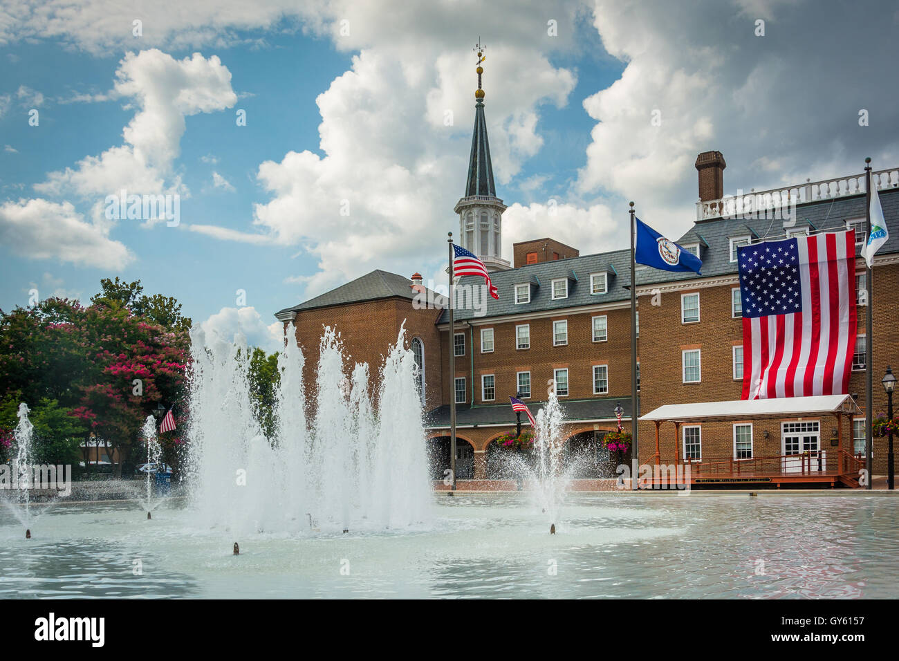 Fontaines à la place du marché, et l'Hôtel de Ville, à Alexandria, en Virginie. Banque D'Images