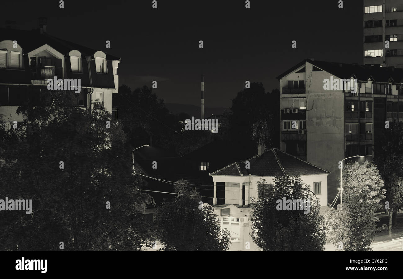 Ville de Serbie, pendant la nuit en noir et blanc. Banque D'Images