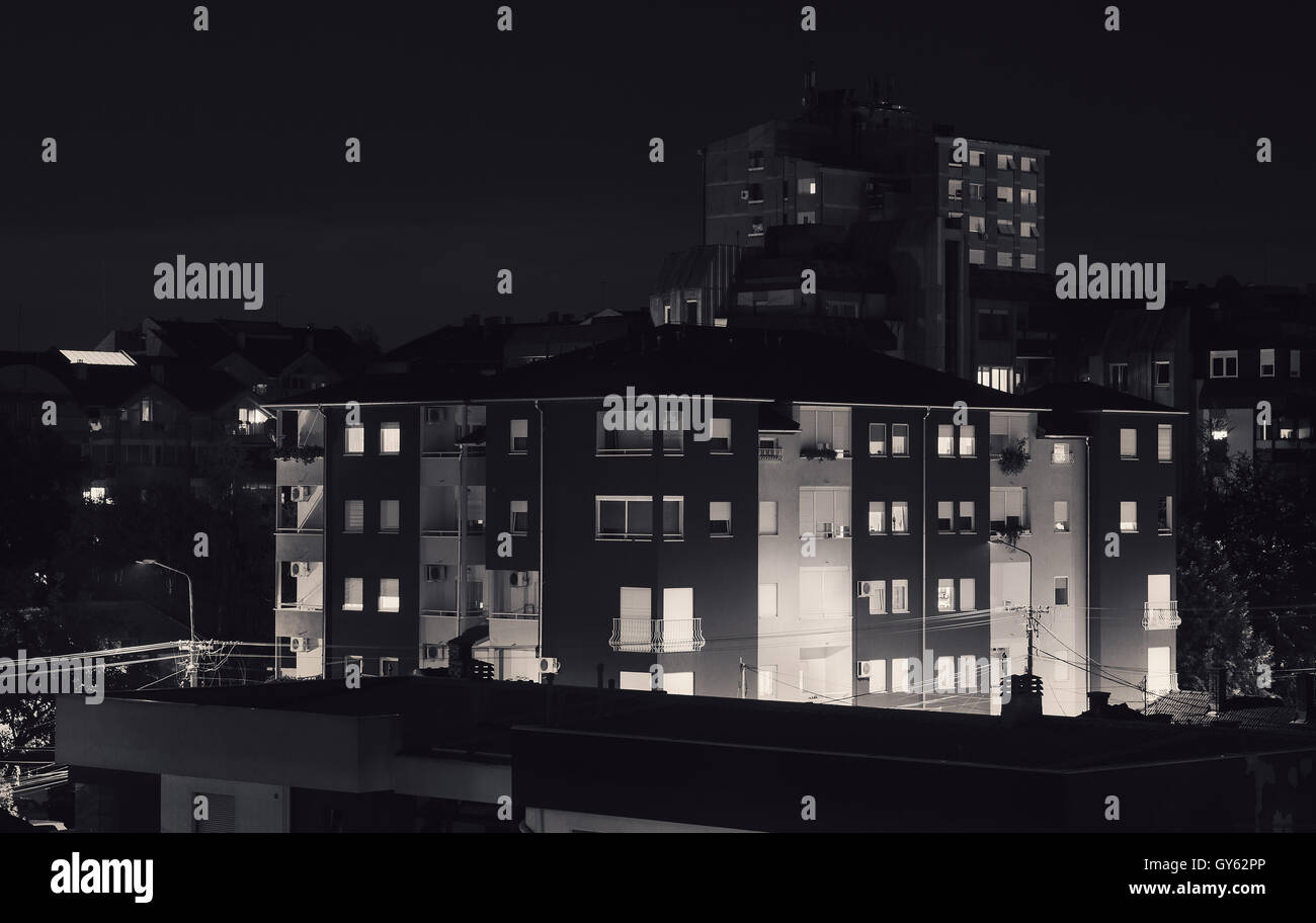 Ville de Serbie, pendant la nuit en noir et blanc. Banque D'Images