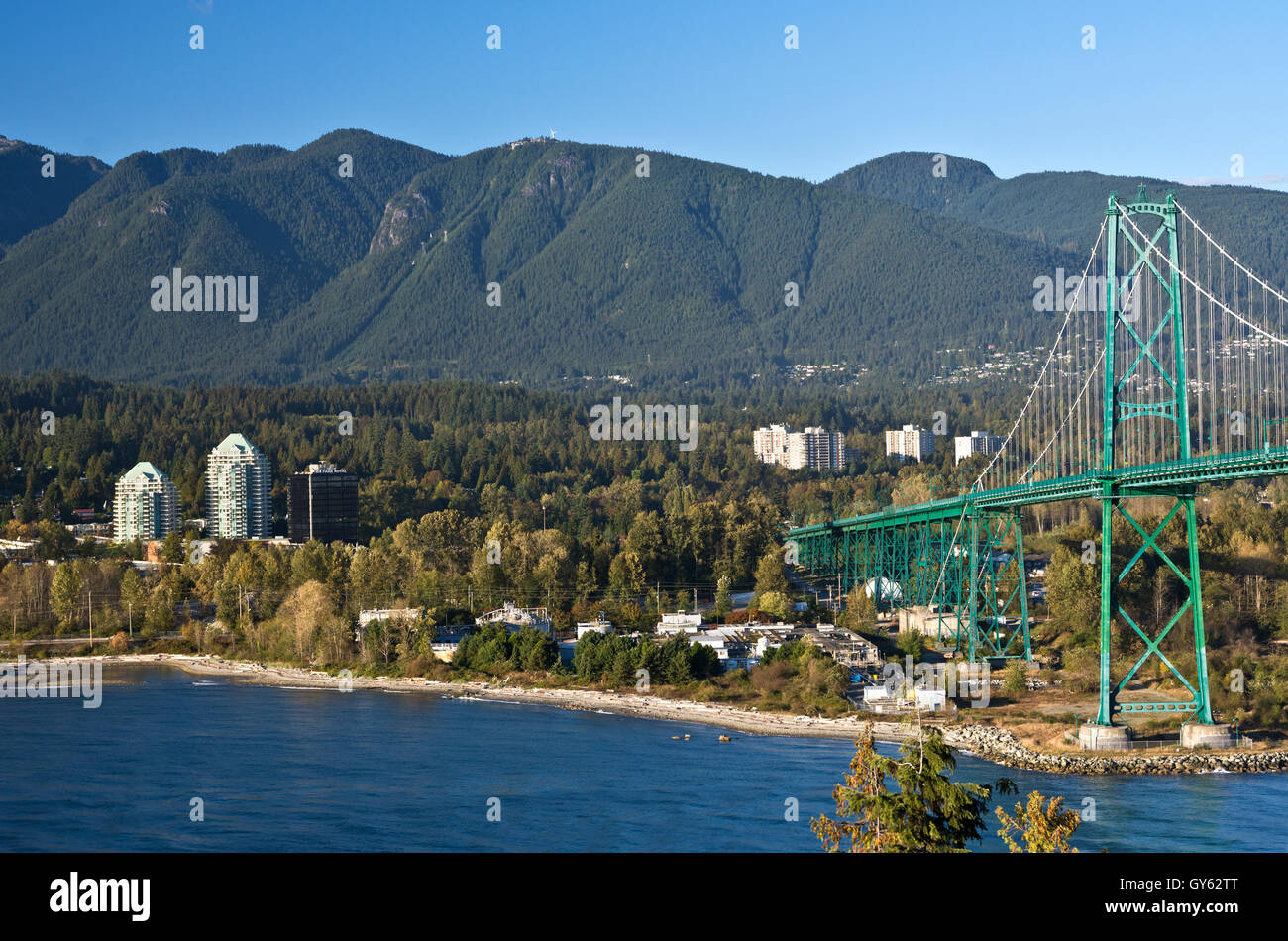 Vue sur la montagne Grouse , pont Lions Gate et de Burrard Inlet de Prospect Point dans le parc Stanley, Vancouver, BC, Canada Banque D'Images