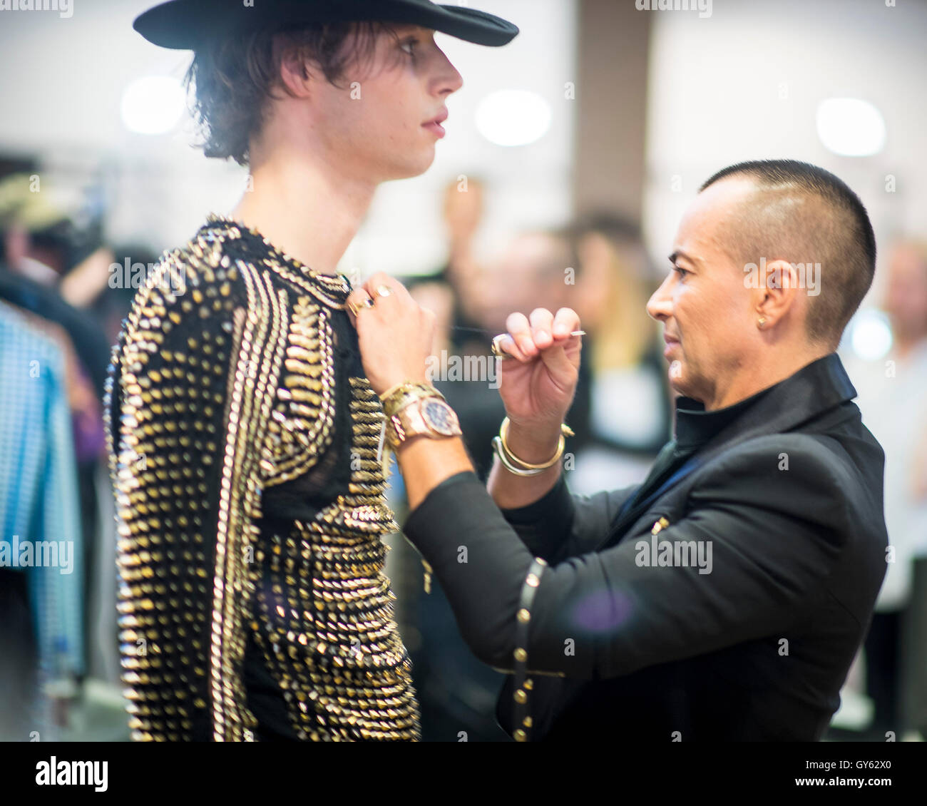 Londres, Royaume-Uni. Sept 17, 2016. Celebrity Fashion Designer Julien Macdonald main photo backstage couture pour sa Collection Printemps/Été 2017 Défilé lors de la London Fashion Week à Londres, Royaume-Uni. Julien Macdonald OBE est un créateur de mode qui a comparu en tant que juge sur la Grande-Bretagne's Next Top Model, nommé "British Fashion Designer de l'année" en 2001 et a été nommé chef designer chez Givenchy. Credit : PACIFIC PRESS/Alamy Live News Banque D'Images