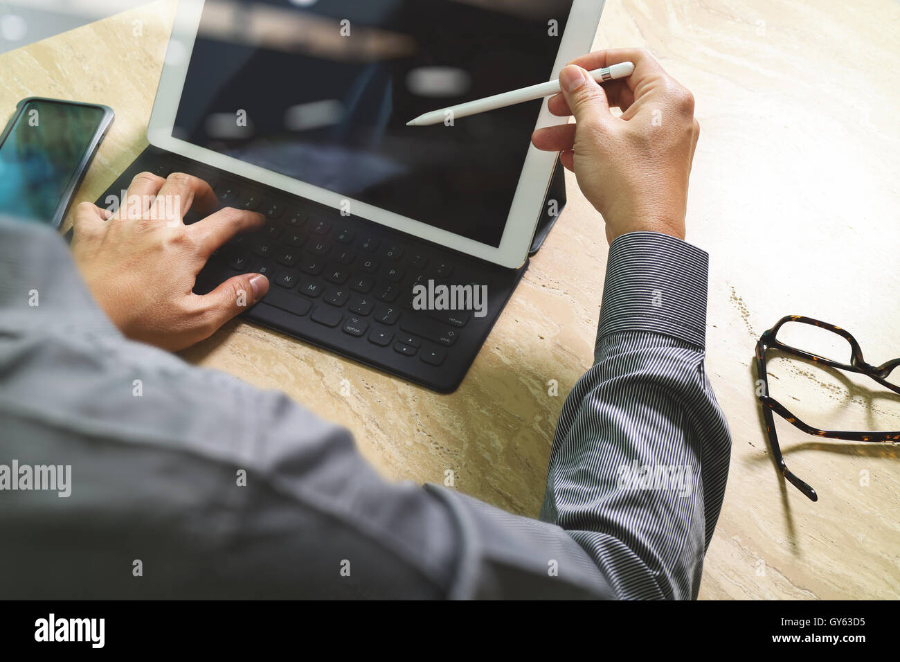 Businessman hand concept de travail. Photo investisseur professionnel travaillant avec de nouveaux projet de démarrage. Réunion des gestionnaires des finances.Digital Banque D'Images