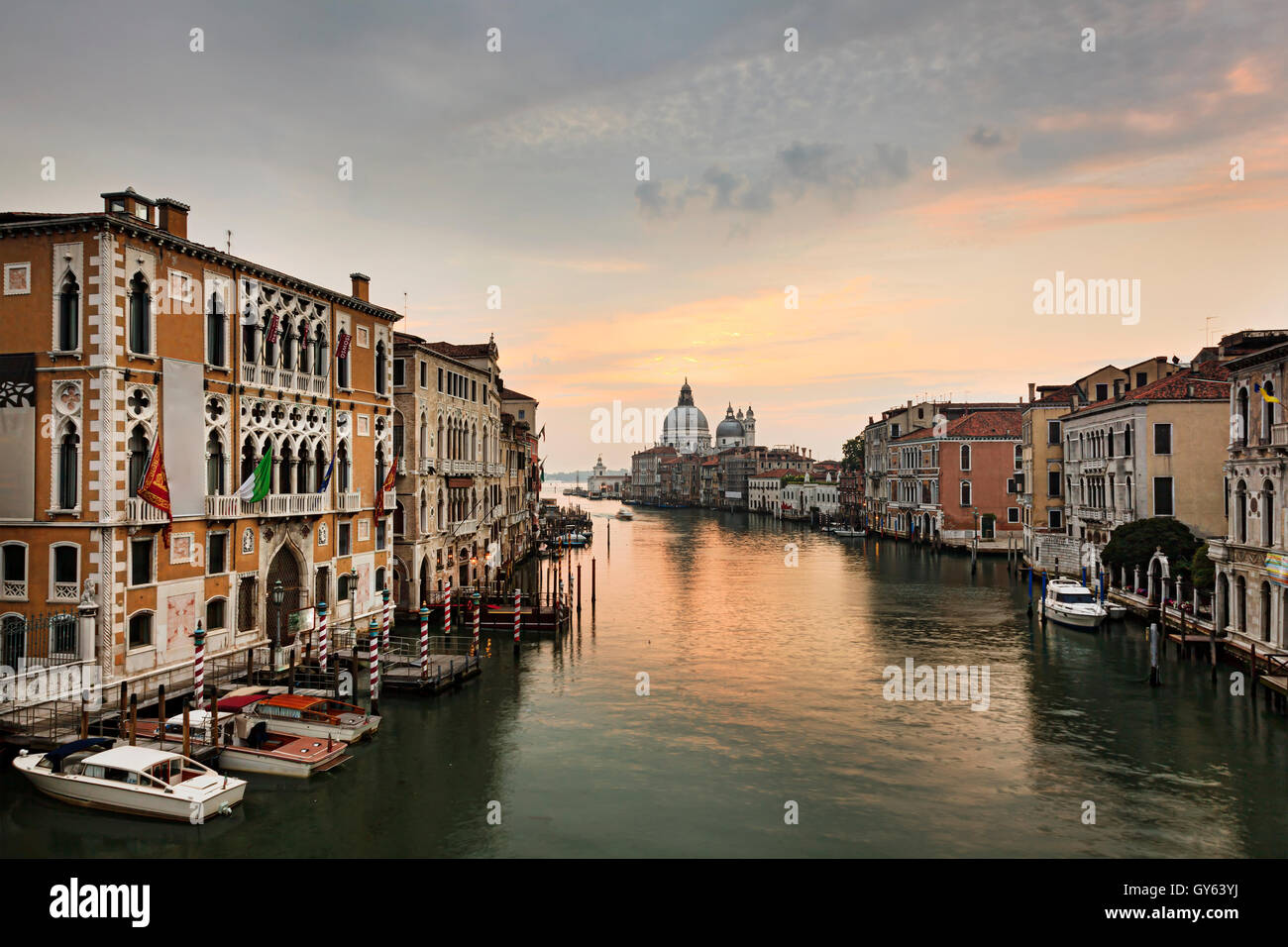 Grand Canal de Venise de l'Université pont vers la Basilique de Santa Maria et palais résidentiel historique au lever du soleil Banque D'Images