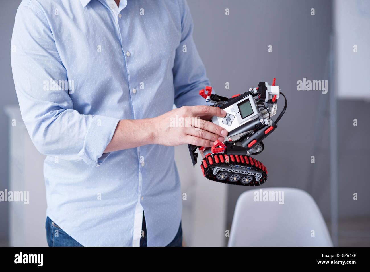 Les doigts de l'homme d'appuyer sur les boutons sur un robot Banque D'Images