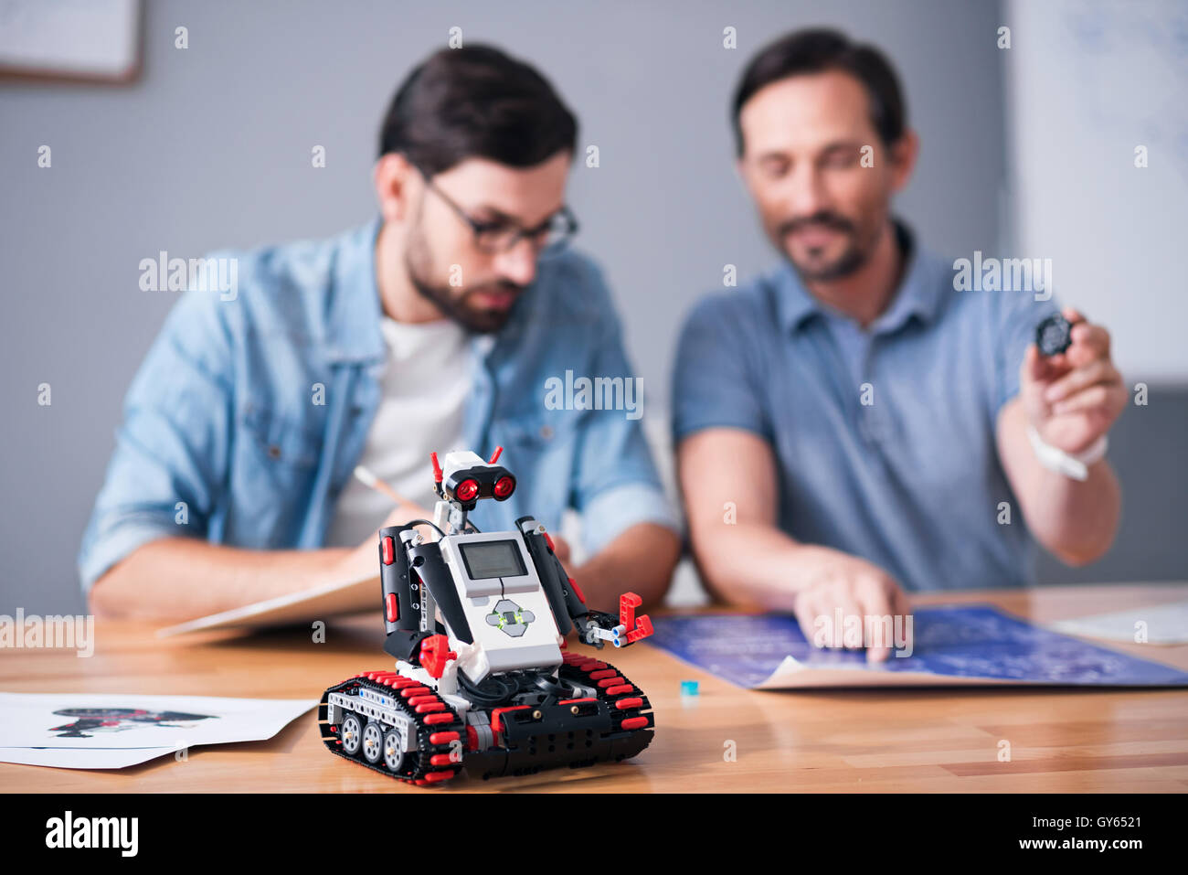 L'article du robot sur la table Banque D'Images