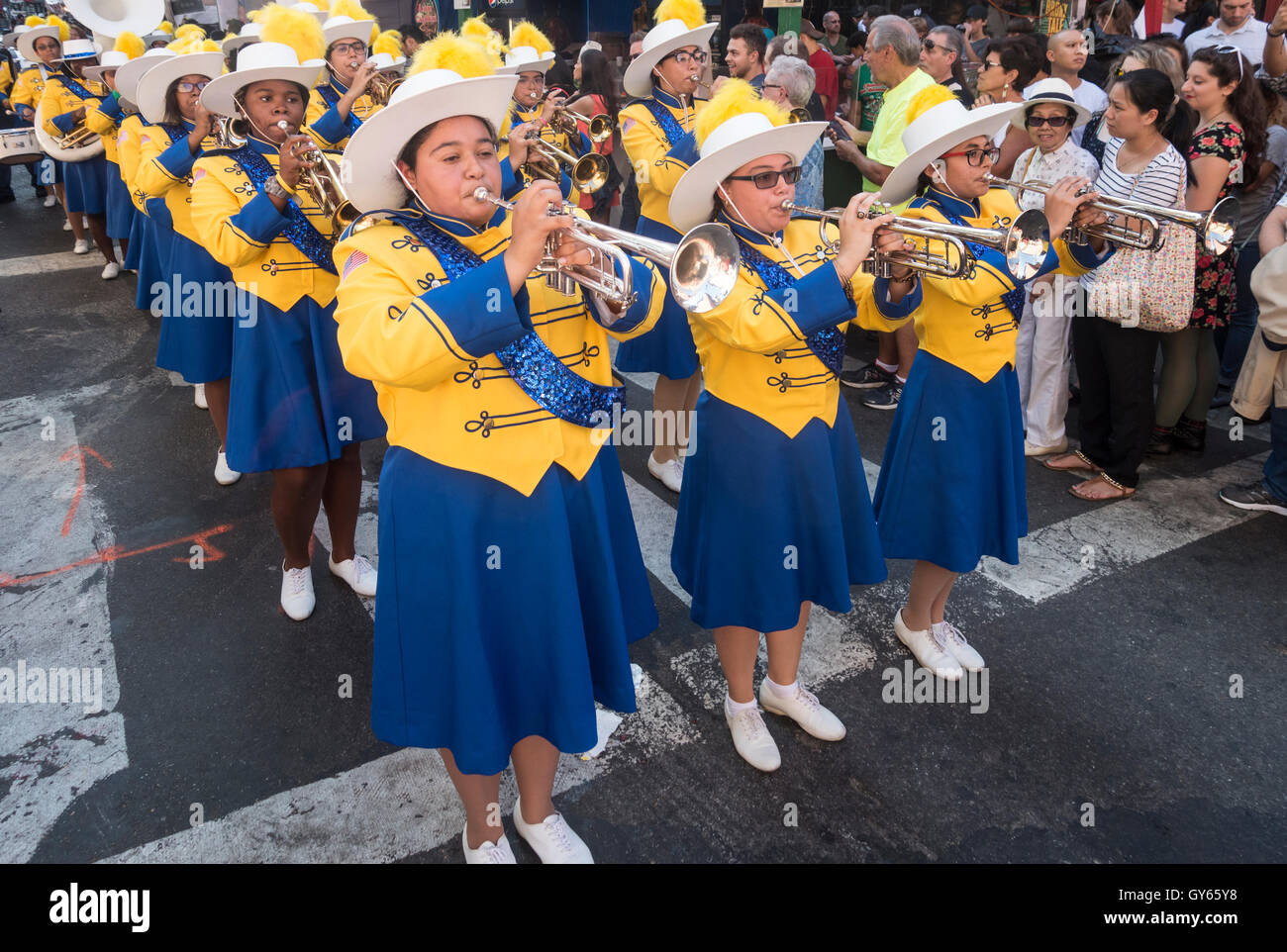 Toutes les filles high school marching in brass band fête de San Gennaro Banque D'Images