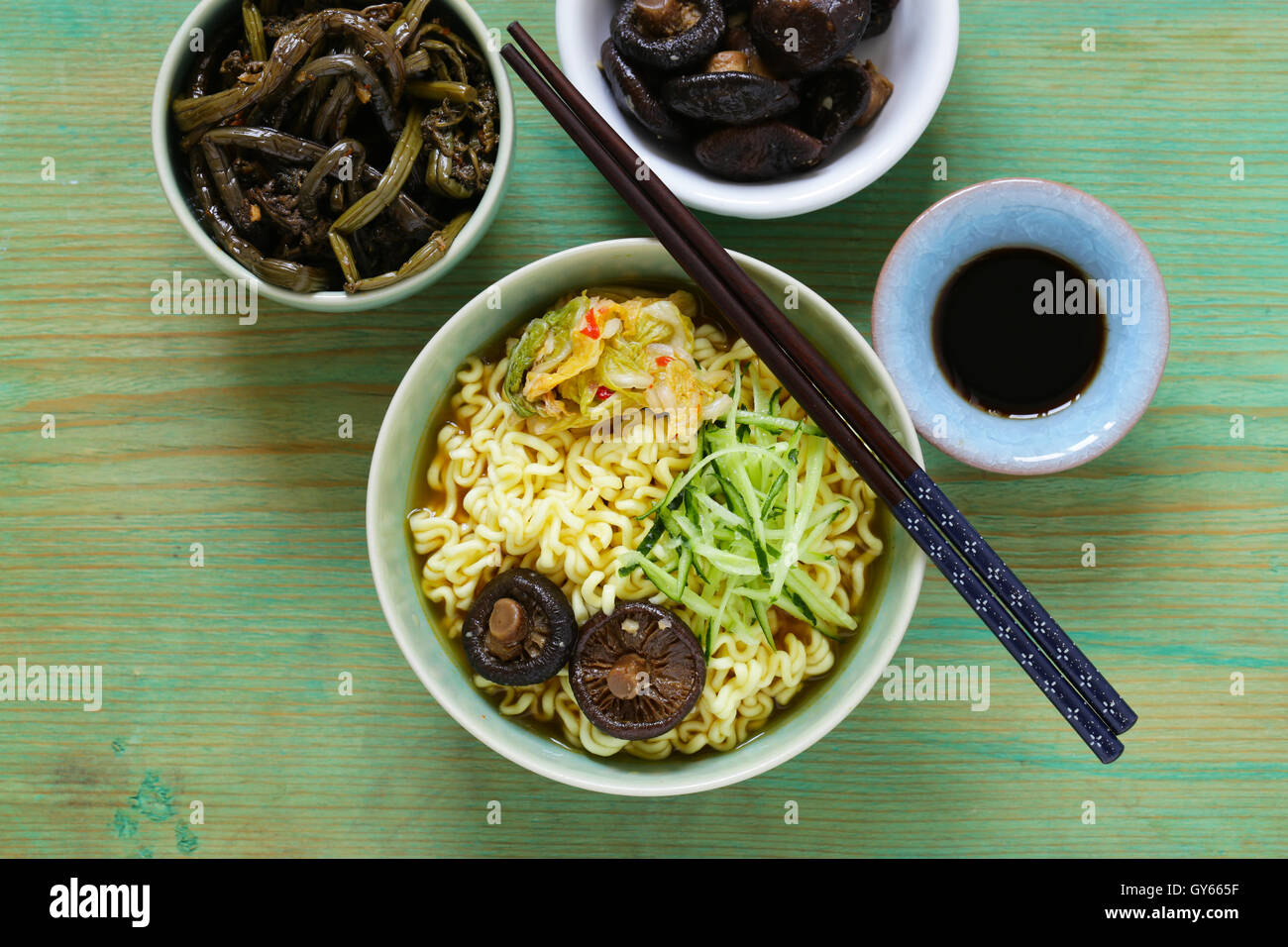 La nourriture asiatique épicé nouilles ramen avec légumes Photo Stock -  Alamy