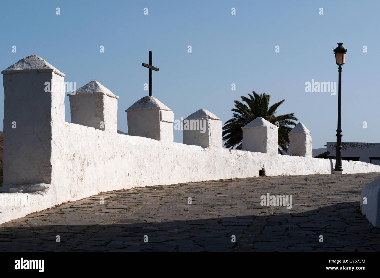 Fuerteventura : croix et lampe de rue dans la région de Betancuria, la première ville fondée par les colons espagnols en 1405 Banque D'Images