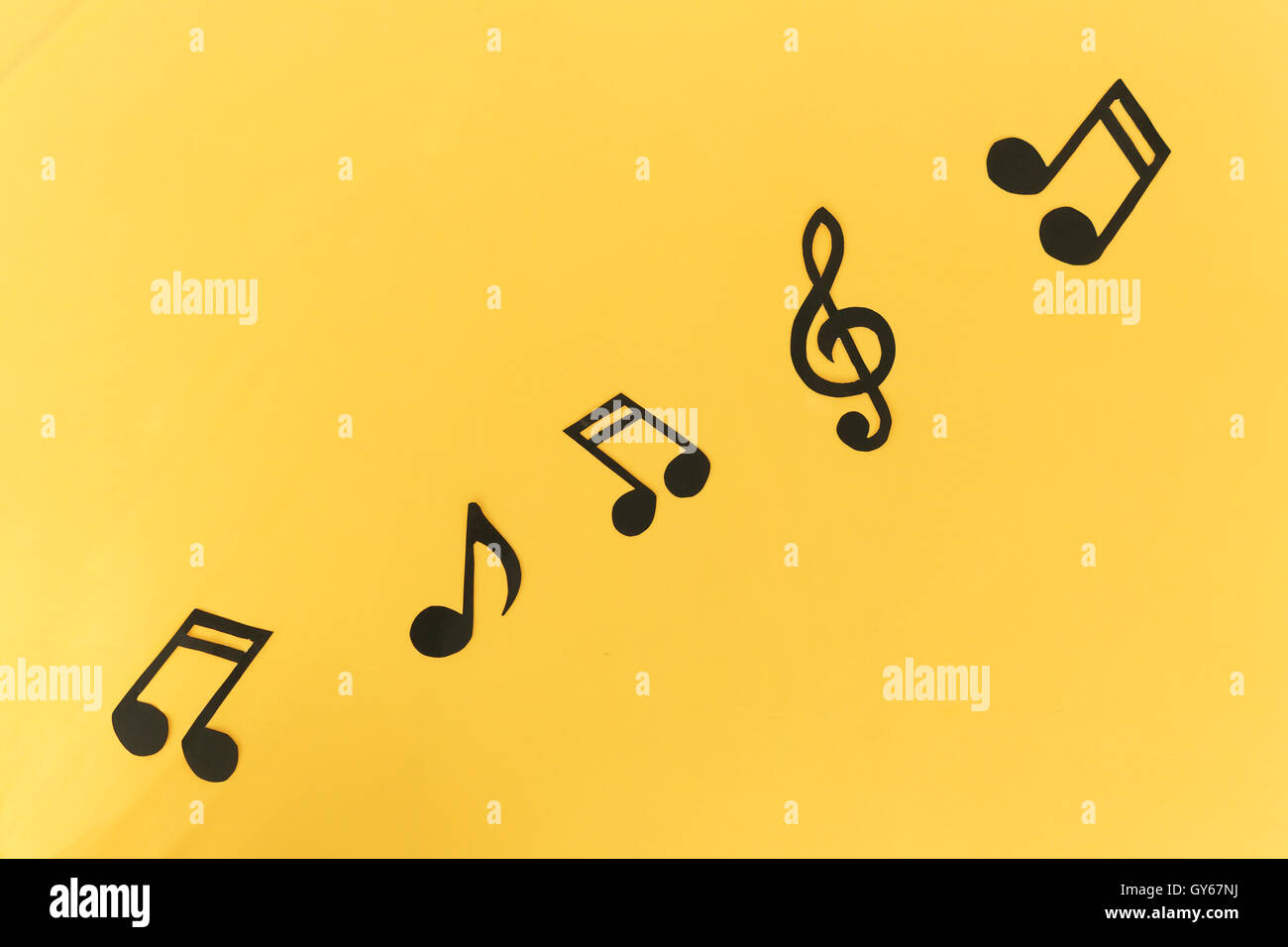 Arrière-plan musical. notes sur un fond jaune. Banque D'Images