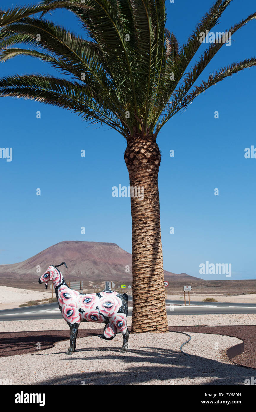 Fuerteventura : une sculpture de chèvre dans un rond-point. La chèvre est le symbole officiel de Fuerteventura Banque D'Images