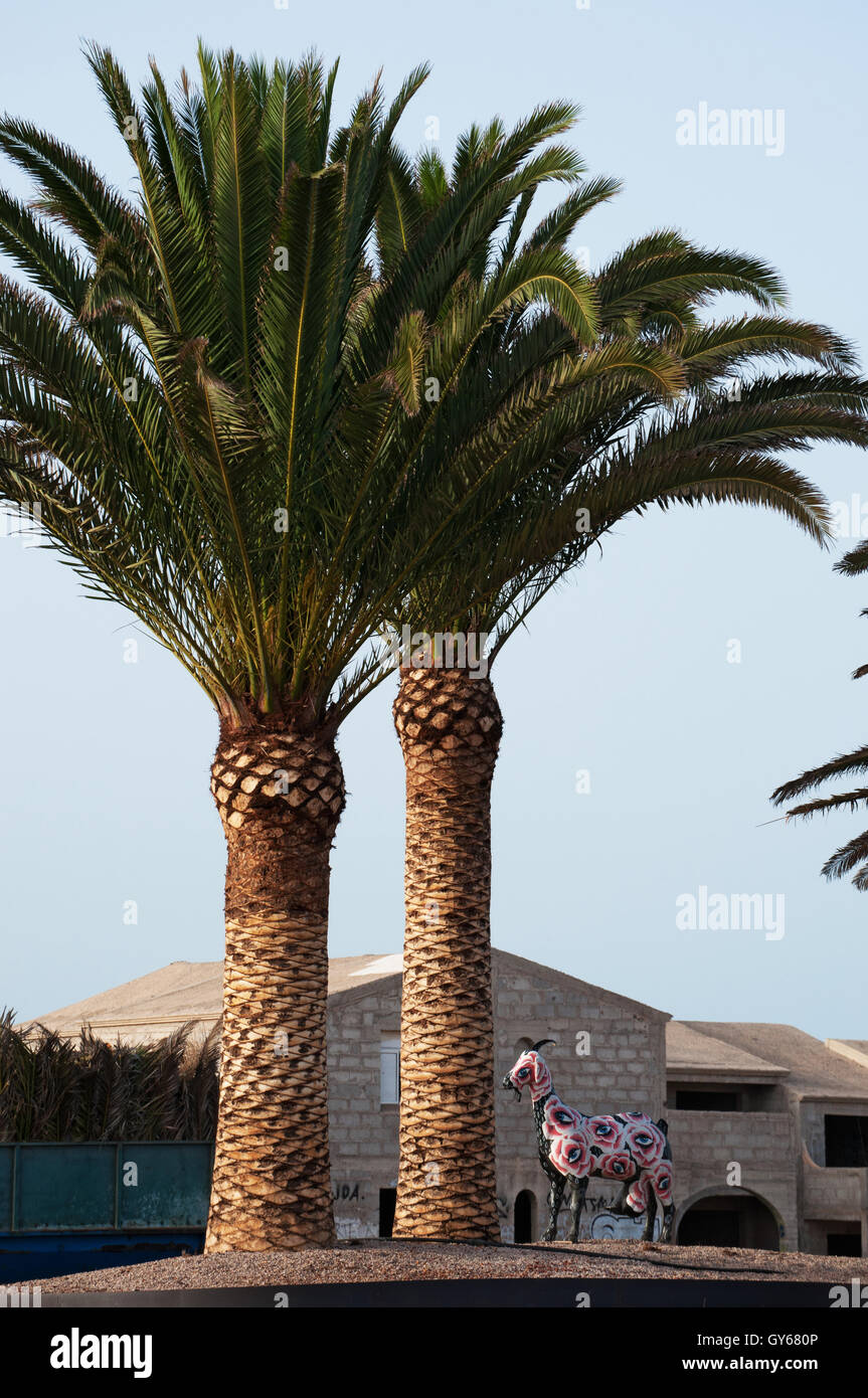 Fuerteventura : une sculpture de chèvre dans un rond-point. La chèvre est le symbole officiel de Fuerteventura Banque D'Images