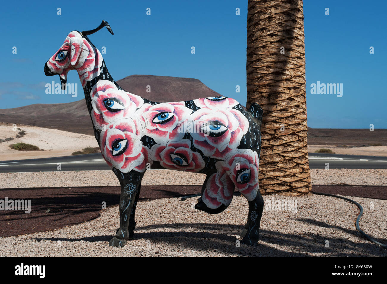 Fuerteventura : une sculpture de chèvre dans un rond-point. La chèvre est le symbole officiel de Fuerteventura Banque D'Images