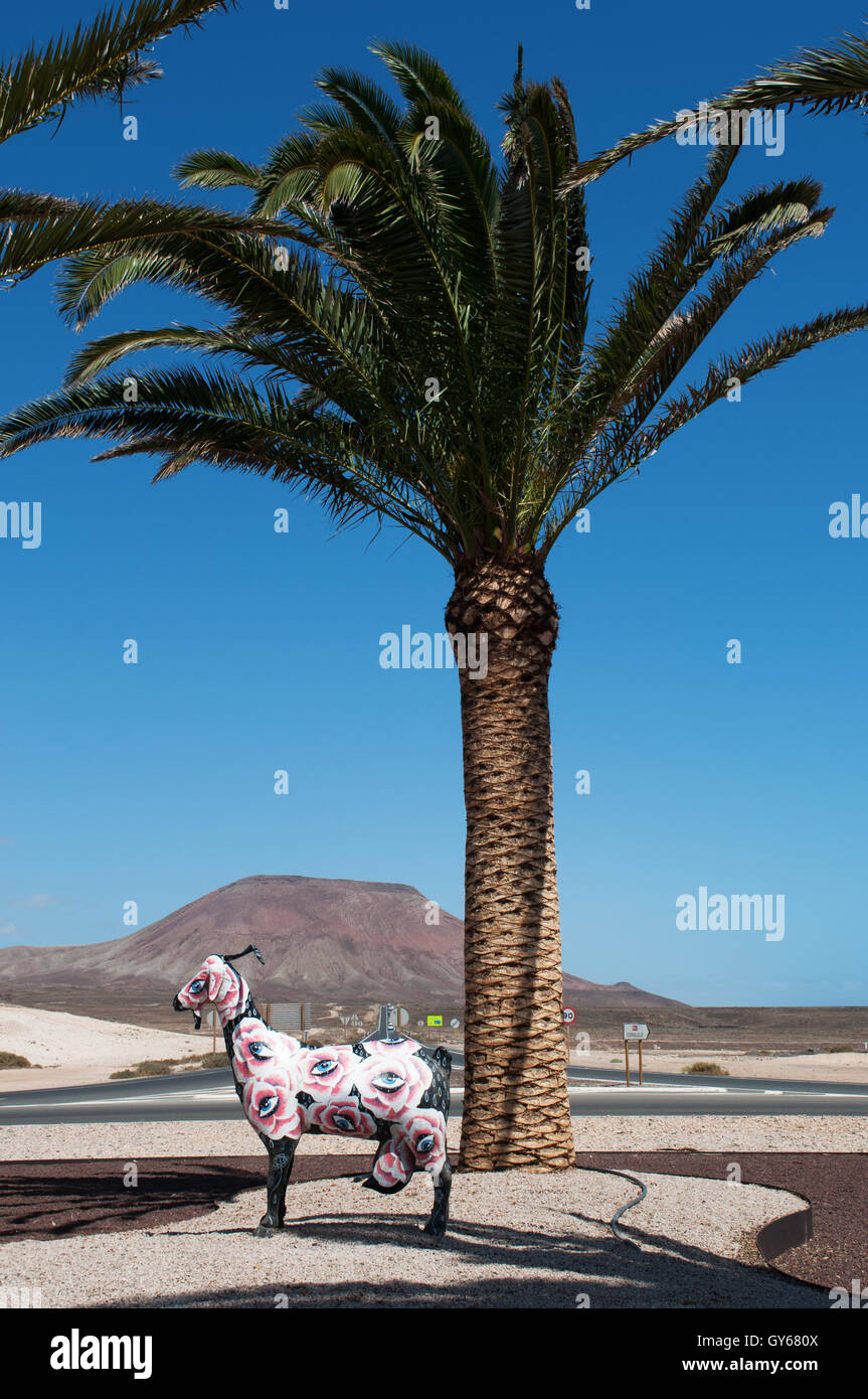 Fuerteventura : une sculpture de chèvre dans un rond-point. La chèvre est le symbole officiel de Fuerteventura Banque D'Images