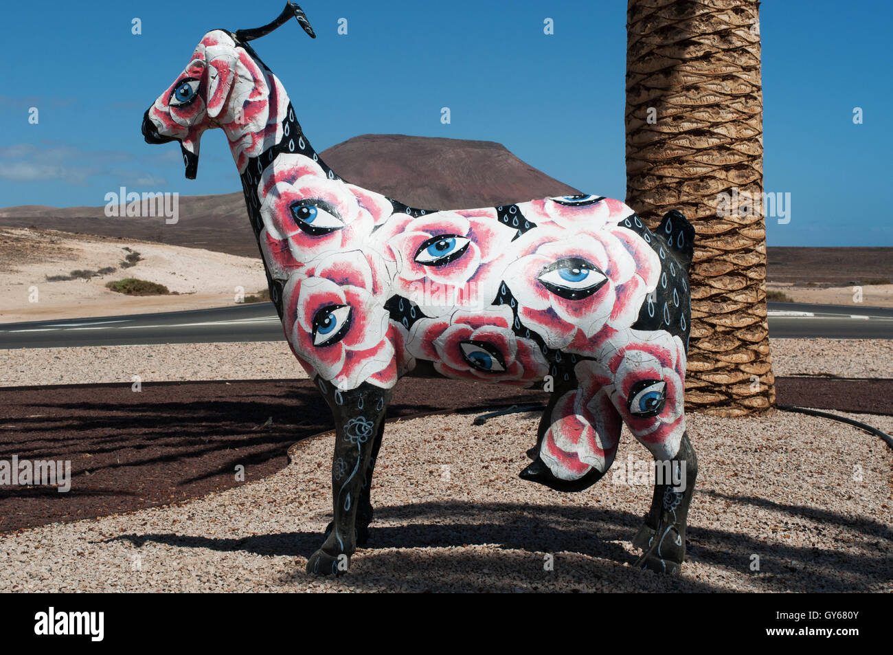Fuerteventura : une sculpture de chèvre dans un rond-point. La chèvre est le symbole officiel de Fuerteventura Banque D'Images