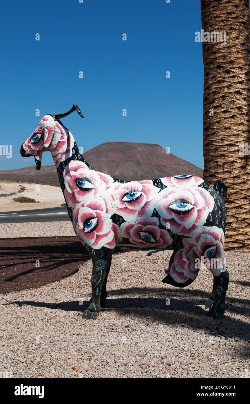Fuerteventura : une sculpture de chèvre dans un rond-point. La chèvre est le symbole officiel de Fuerteventura Banque D'Images