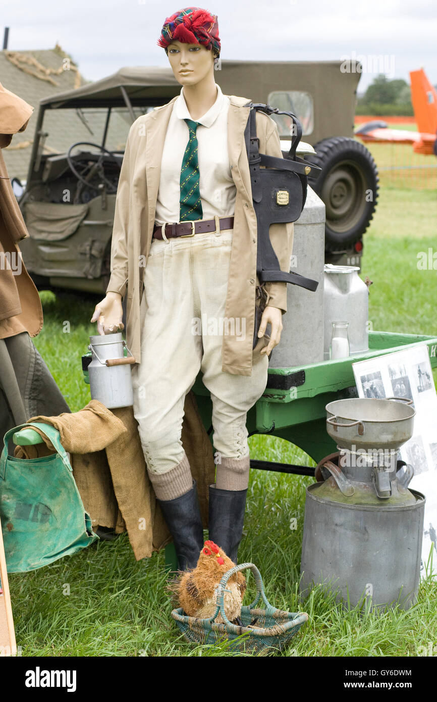 Mannequin habillé comme une guerre mondiale 11 armée de terre le fille avec le matériel agricole Banque D'Images