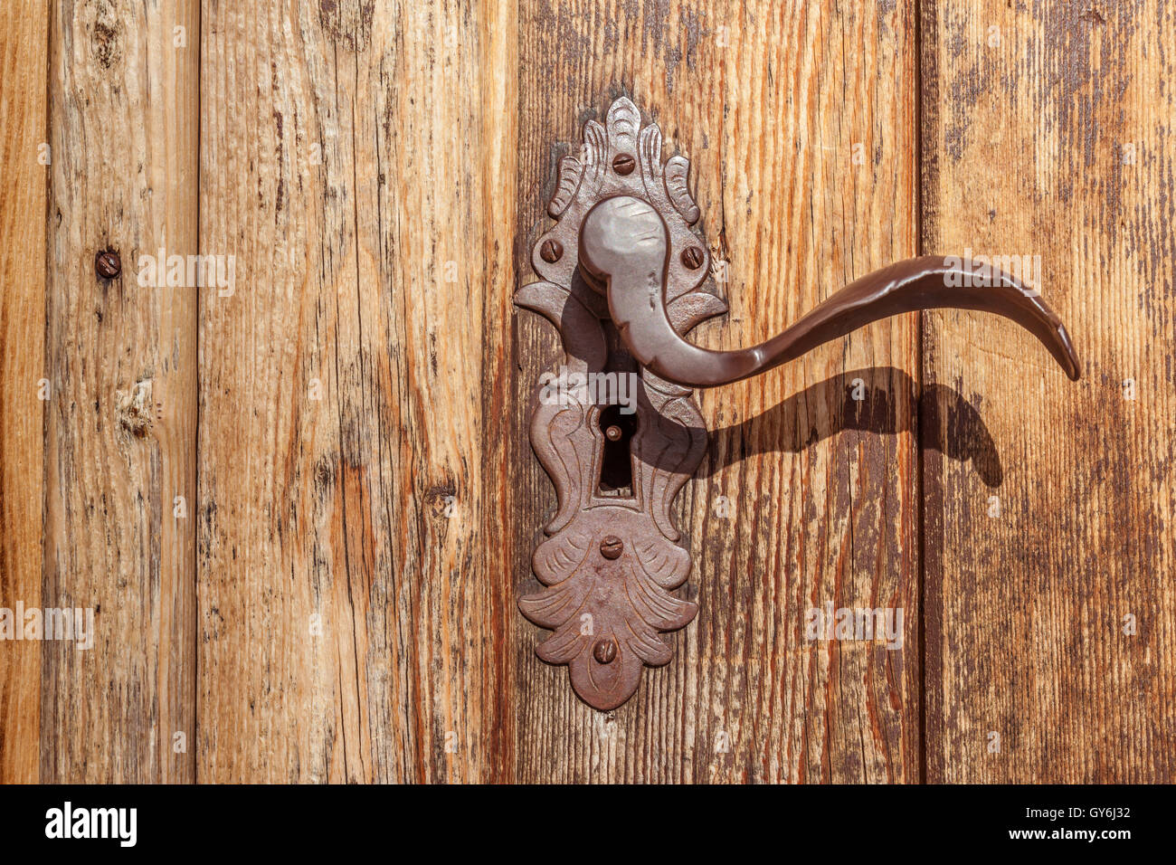 Poignée de porte et vieille porte en bois à l'Esprit Saint dans l'Église, Kasern Ahrntal arrière, le Tyrol du Sud, Italie Banque D'Images