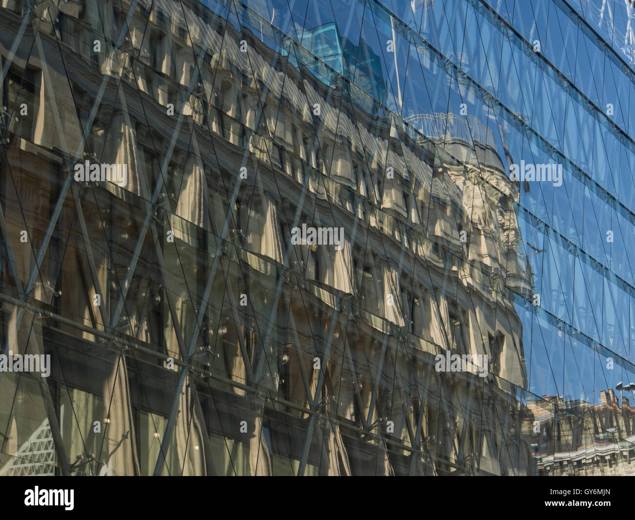 La réflexion de l'ancien bâtiment Art Nouveau sur bloc de bureau moderne.Budapest.Hongrie Banque D'Images