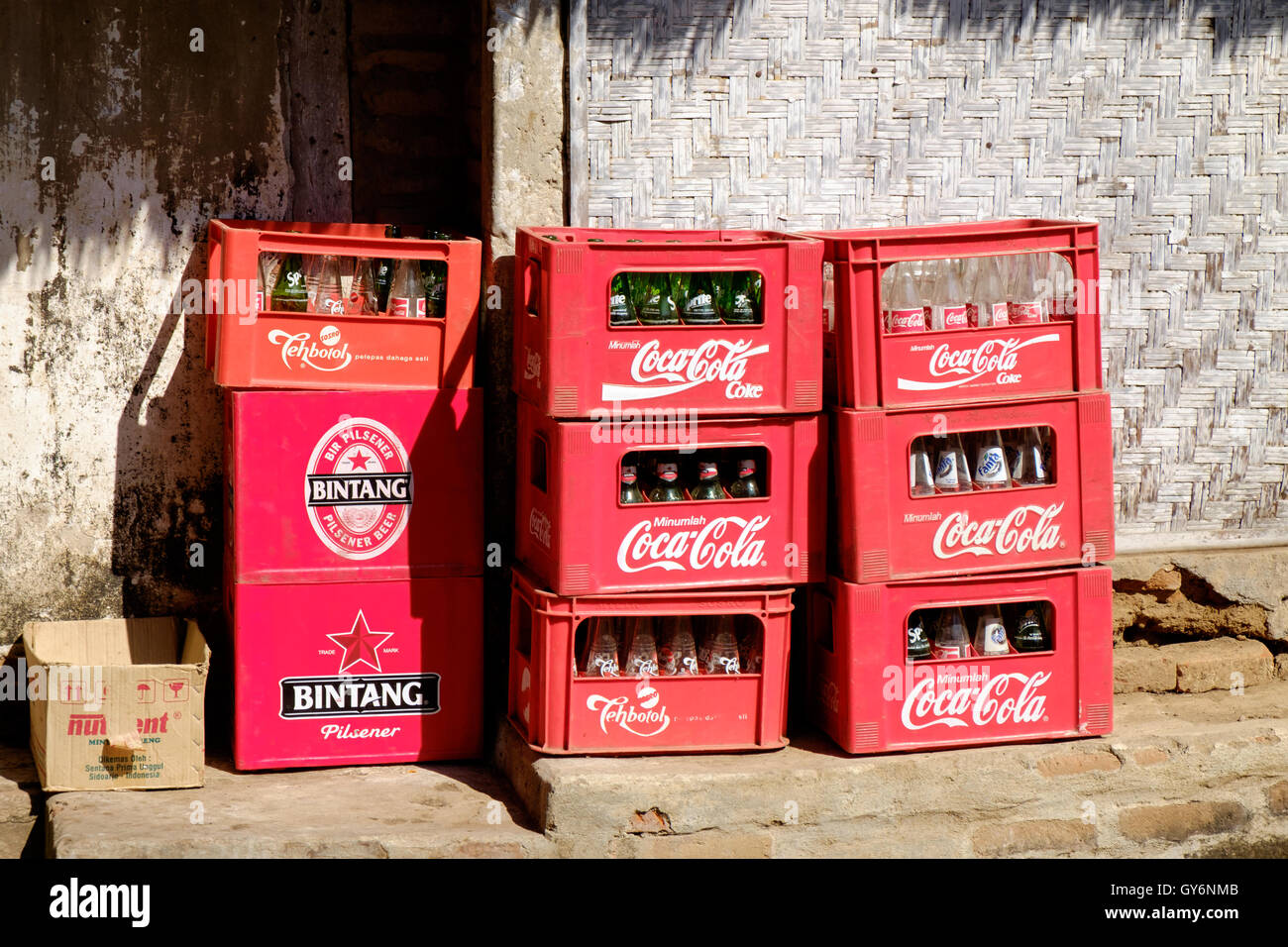 Caisses de Cocaola et de Bingtang à Bali, en Indonésie Banque D'Images