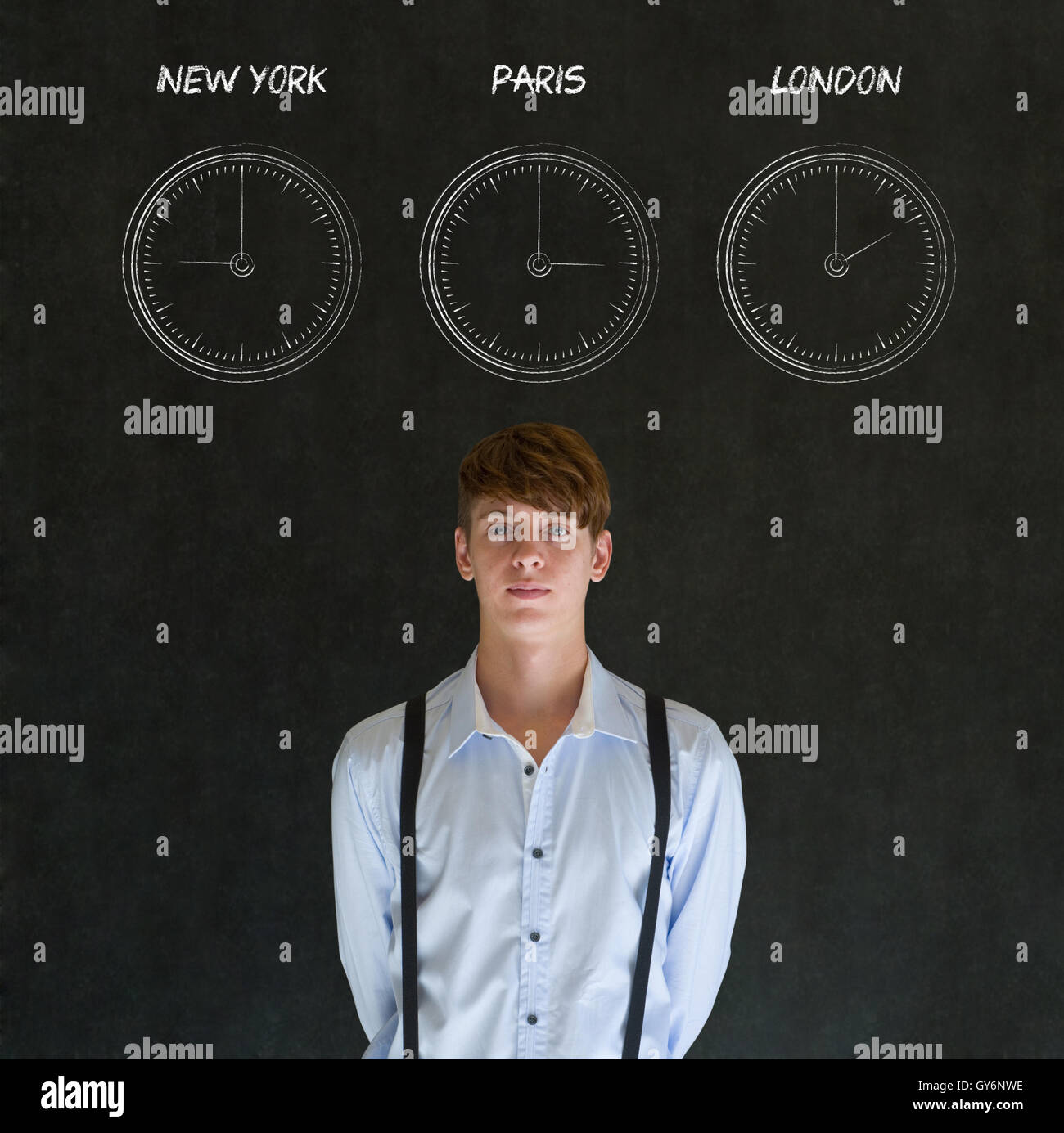 Businessman with New York, Paris et Londres time zone de craie sur tableau noir horloges background Banque D'Images