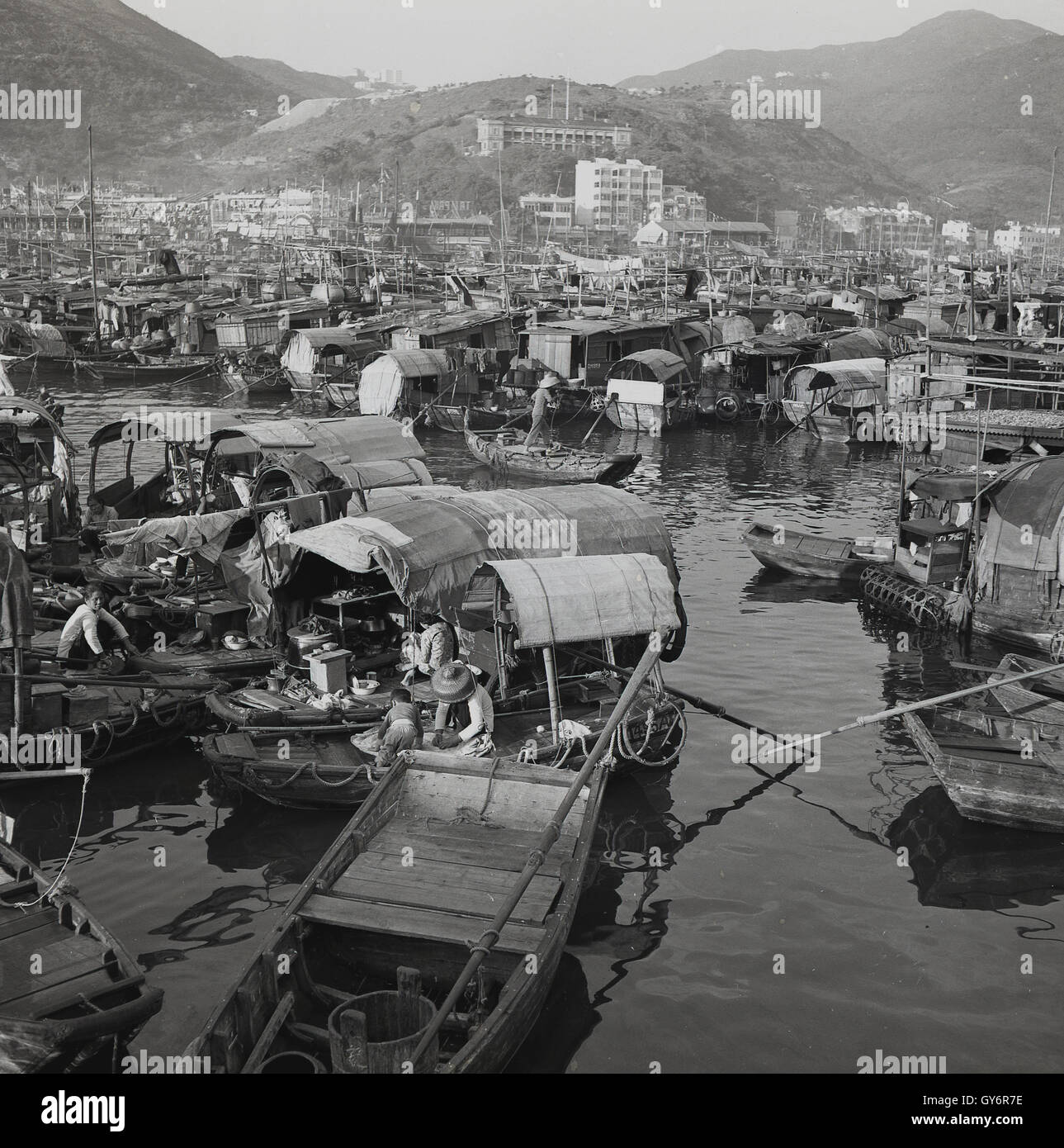 Années 1950, historique, une vue de cette époque du village flottant d'Aberdeen, Hong Kong, sur l'île de Hong Kong, traditionnellement un lieu d'abri pour les pêcheurs locaux.Historiquement, beaucoup d'entre eux vivaient sur leurs bateaux de pêche connus sous le nom de junks et sont devenus les 'personnes vivant sur l'eau'.Les gens de Hong Kong ont continué à vivre dans le village flottant d'Aberdeen pendant les années 1960 et 1970. Banque D'Images